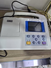 جهاز تخطيط القلب • معدات طبية