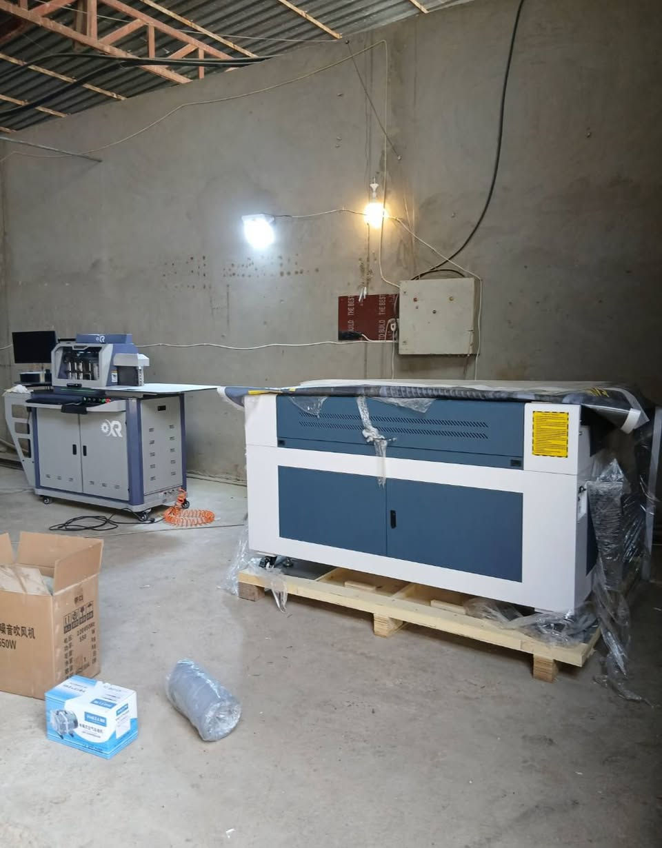 سلام عليكم مكائن للبيع . cnc راوتر قياس العمل 122x244 
 Co2  ليزر  
قياس العمل 90x130 .
150w
جهاز لف الاحرف  
لتواصل واتساب ***********
