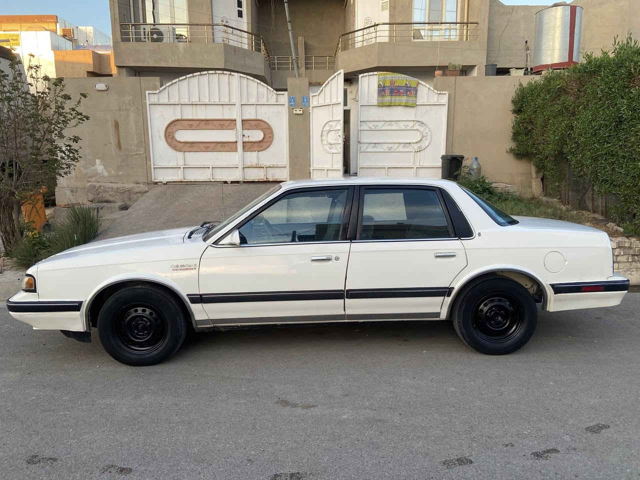 سلام عليكم اولدز ٩٠ رقم بغداد مشروع وطني سنوية جديد لغاية ٢٠٣٠ لوحات جديد و دولي وبأسمي شخصيا مصبوغ عام جمالية بدون ضربه بدون خياس محرك كير شرط تبريد تدفئة شرط كهربائيات كله شغال وبلاد حتى البك لايت بلاد مو تجاري تخم كب موجود بس وحده بي كسر سعره ٥٣ ومجال مكان السيارة كركوك  *********** تحياتي للكروب
