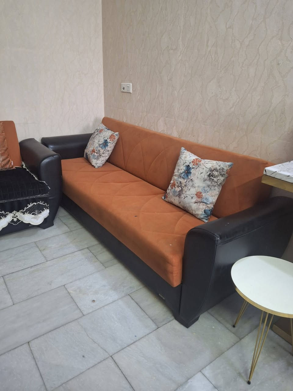 تخم تركي نظيف ١٠مقاعد(قنفتين ٣ وقنفة ٢ وكرسيين ) السعر ٣٥٠٠٠٠دينار للتواصل *********** الحلة
