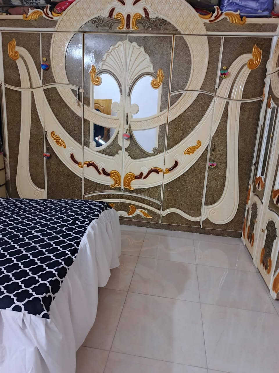 السلام عليكم غرفة نضيفة استخدام قليل مستعجل على البيع التواصل وات ساب ***********
