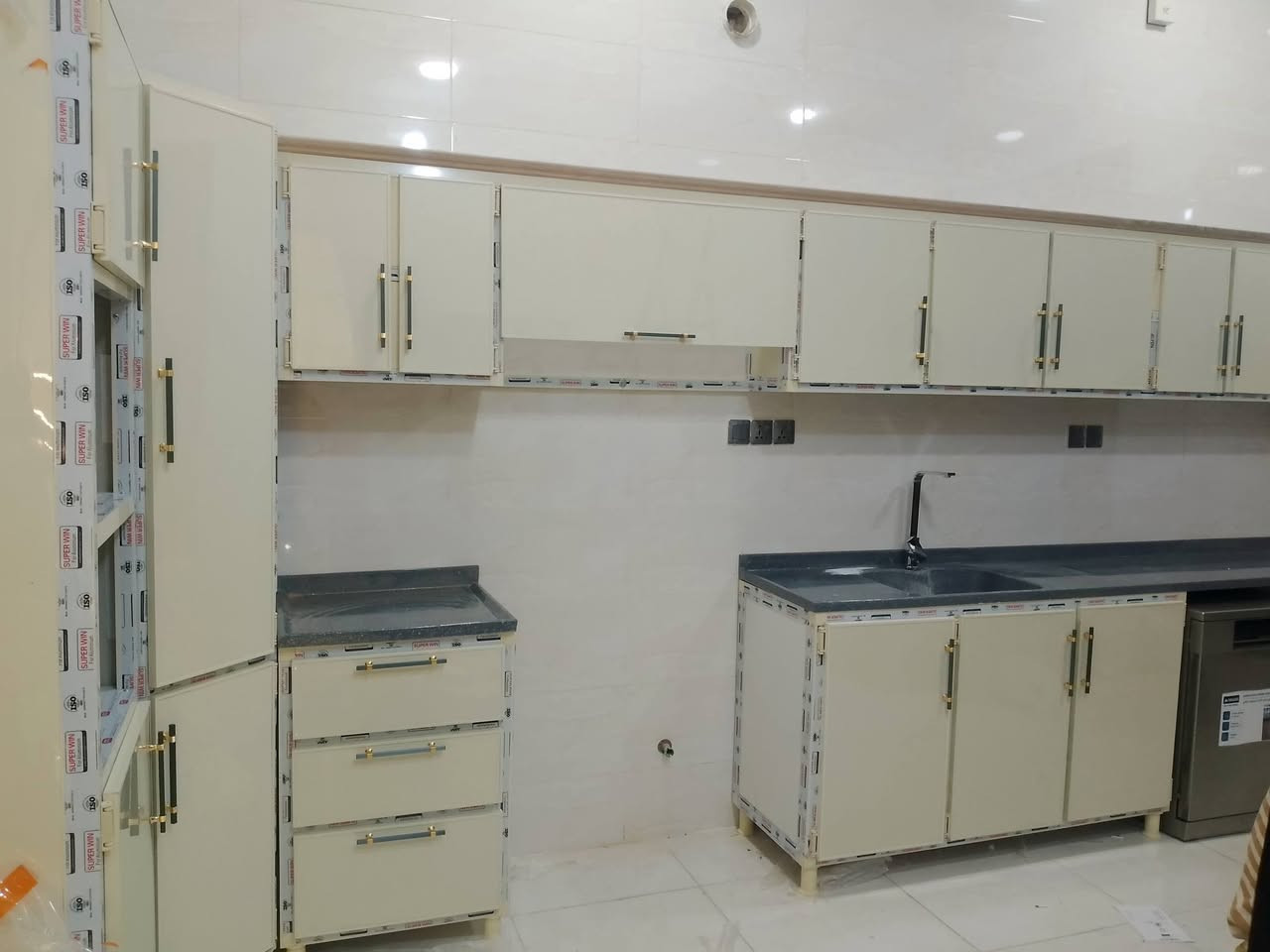 احد اعمالنا في دار الاأخ عمر من اهالي عامريه الفلوجه 

معمل احمد الفراجي للالمنيوم   يقدم لكم كل ماهو جديد من أعمال الألمنيوم وPVC وبأسعار مناسبه وديكــــــــــورات عصريه تواكب التطور 
أعمالنه تشمل 
1 الكاونتر بكل الديكورات والتصاميم وحسب رغبة الزبون 
2 الشباك وبكافة أنواع الألمنيوم وpVc من تركي وتركي ثقيل وشبابيك سلايد 
3 أبواب بكل الألوان والتصاميم 
4 الكناتير النضد والتعليك وبكافة الألوان 
5 المحجرات اللف والعدل التركي والجام والمربع 
7 القواطع للشركات والبيوت ألمنيوم ثقيل مع الجام 
فقط أتصلو لطلب المنتج وأخذ القياس أرقام الأتصال وكذالك واتساب 
الموقع /الرمادي / البوفراج / قرب فلكة الدله سابقا  
للتواصل الااتصال او واتساب على الرقم التالي 

*********** 

 #المنيوم #كاونترات #ابواب #شبابيك
