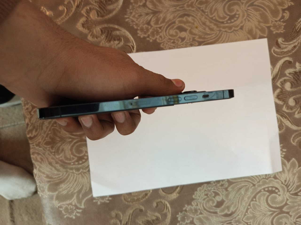 ايفون 12pro max لون مميز ممبدل بي شي بلادي شخط مابي مكفول  نضافته 100/100 بطاريته75 ما مبدله ولا معلايه ذاكرته 128 كسر 500 بيه مجال مكاني بغداد حي العامل رقم***********
