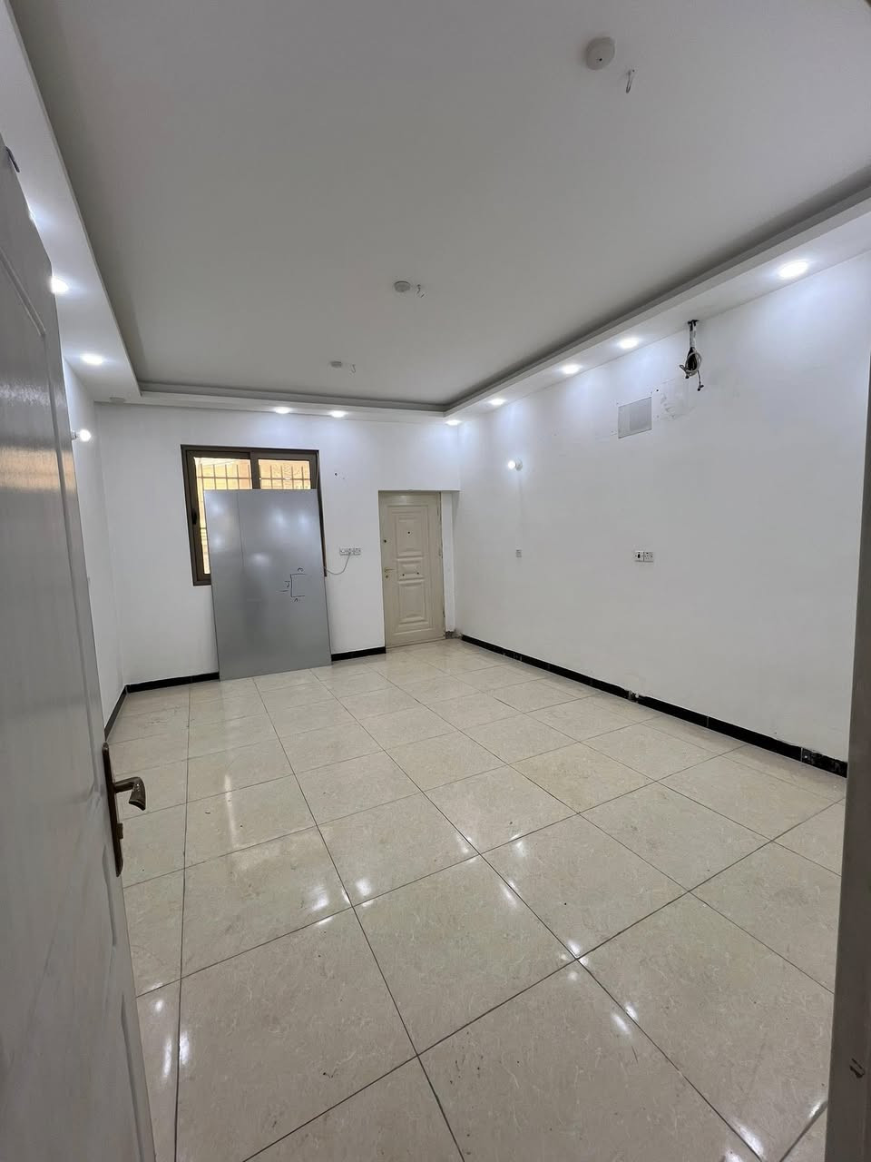 شقة للبيع المساحة 130 م ارضيه عالشارع طابو صرف/كرادة خارج 52 قرب ساحة التحريات /بناء حديث ٣ غرف/3حمامات /مطبخ واستقبال ومخزن تفاصيل اكثر ***********
