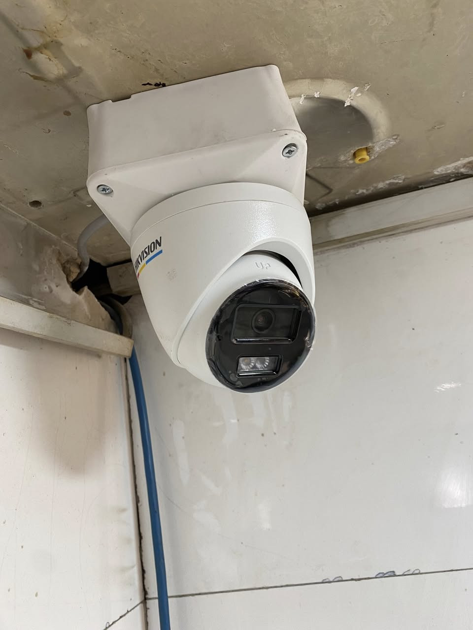 تنفيذ سكيورتي سنتر لكاميرات المراقبه لصالح مطعم زرزور 
كاميرات مراقبه من #هيكفجن العالميه نظام ip بدقه 2 ميكا و4 ميكا و6 ميكا تامين الموقع ب46 كاميرا كلر فيو صوت وصوره تم استخدام جهاز nvr 7746 يستقبل هاردات عدد8 
تم استخدام هاردات 16 تيرا وهاردات 6 تيرا حسب المده المطلوبه في التسجيل تم توزيع السويجات في كل طابق واستخدام سويجات صناعيه تم تسليك الكيبلات بطريقه احترافيه واستخدام كيبل نحاس 100‎%‎لبعد المسافات تم استخدام سماعات صوت للقاعه والحمامات بقدره 30 واط عدد 16 سماعه وامبليفاير عدد 2 بمواصفات عاليه جداد تم نقل الصوره الى شاشتين باستخدام kvm فايبر اوبتيك للحصول على جوده ودقه عاليه تم استخدام عاكسه 5 امبير وبطاريه 🔋 بقدره 200 امبير تم ترتيب المنظومه داخل راك حجم 22 يونيت تم ربط المنظومه على الهاتف والمشاهده 🌎 من جميع انحاء العالم ✅
#مستعدون_لتجهيز_وتنفيذ_كافه_المشاريع 
#كاميرات_مراقبه_انظمه_شبكات_انظمه_الاطفاء_صوتيات
#للحجز_مراسله_الخاص_حصرا_ليس_لدينا_حساب_اخر


**إذا كنت صاحب هذا الإعلان وتريد حذفه لأي سبب، رجاءا أرسل رسالة إلى الدعم الفني**