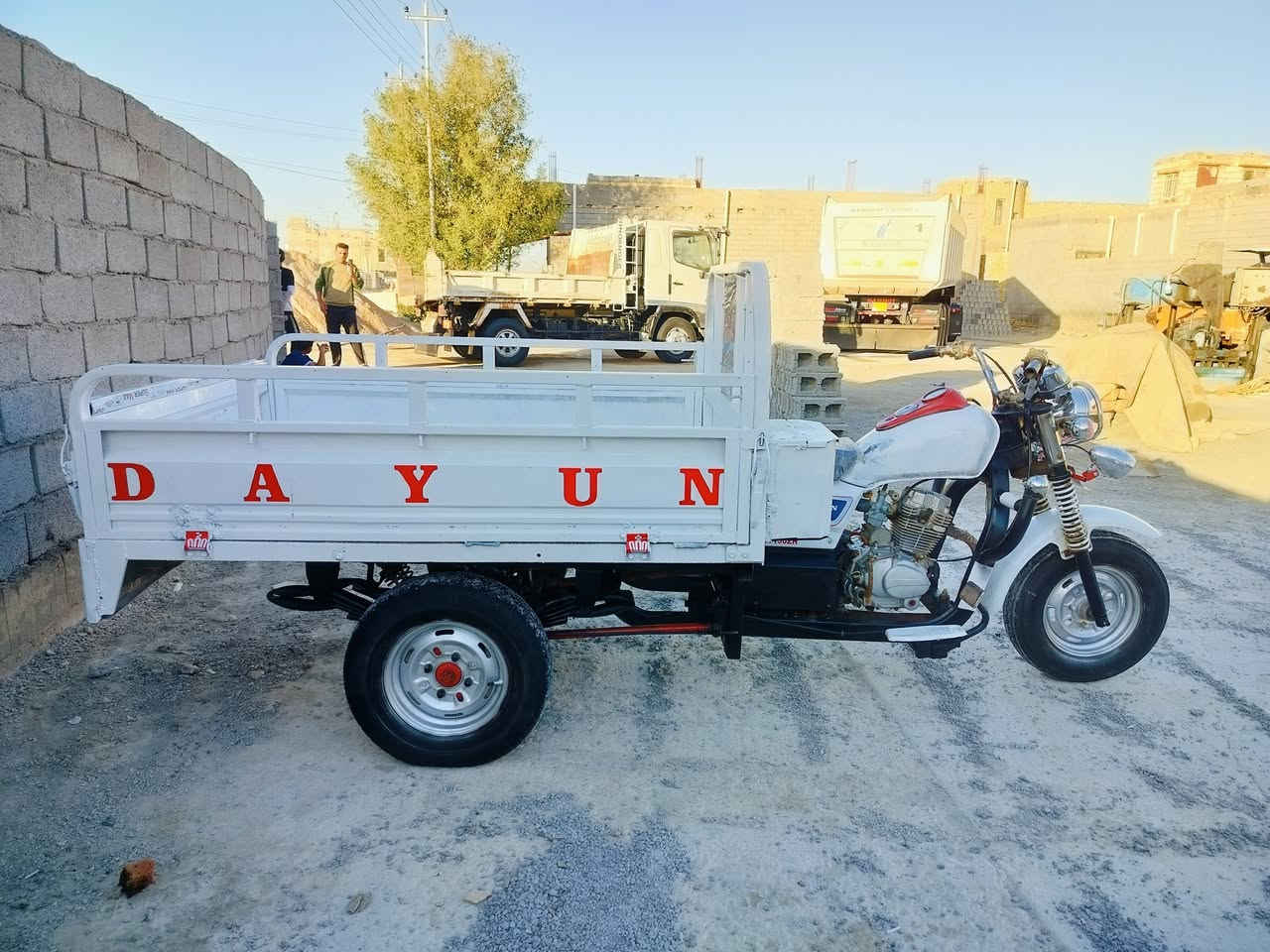 السلام عليكم ستوته للبيع مديل 16 اوراق اصولي محرك مفتوح بستم سلف كهربائيات كله شغاله  جاهزه ترايك وين ماجان السعر مليون و250 وبيه مجال للشراي مكاني شطره وهذه رقمي ***********
