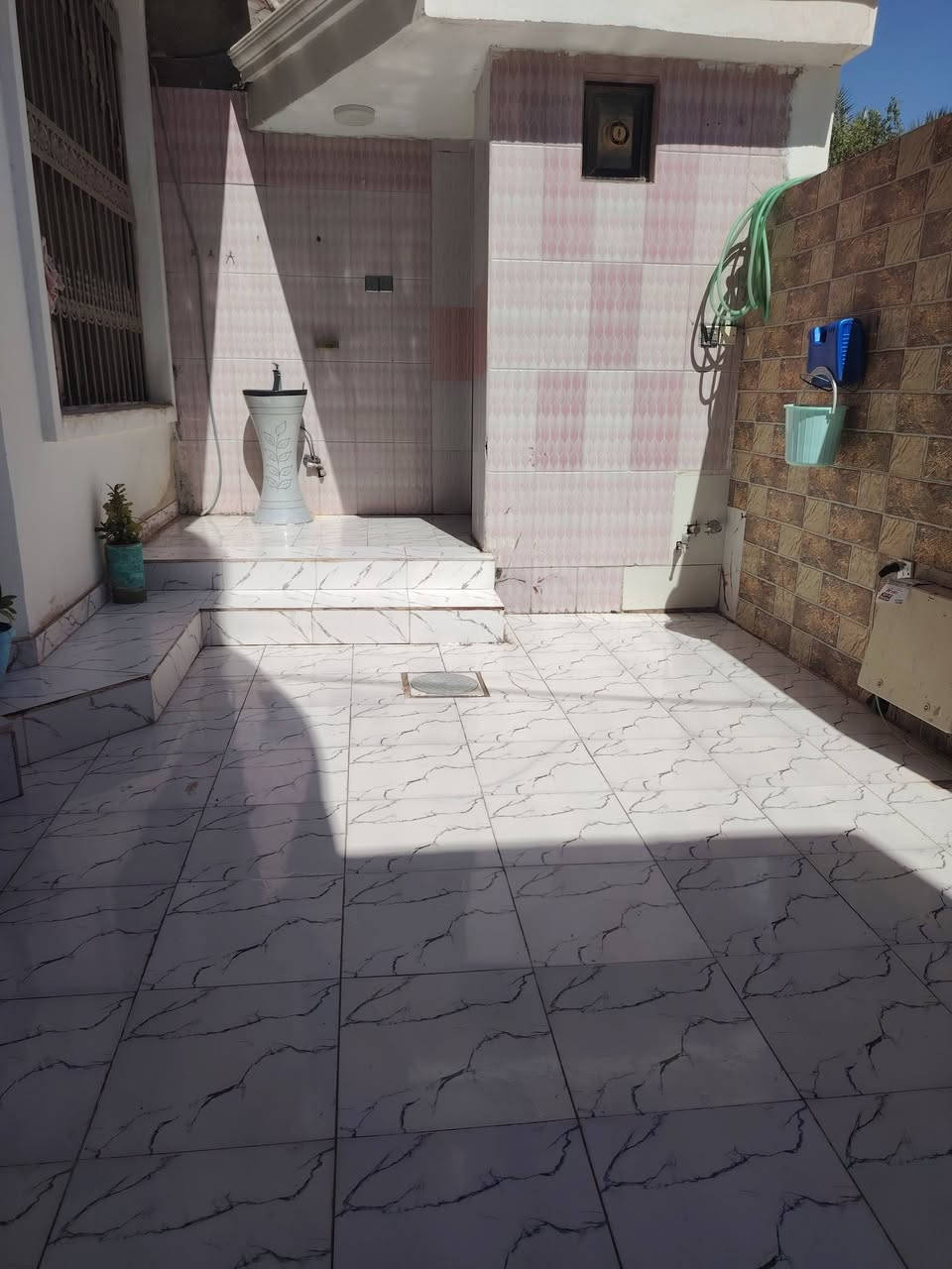 🏠 بيت للبيع بمواصفات مميزة (نظام زنجيل - واجهتين) 🏠
تعلن شركة العز للعقارات عن توفر بيت مميز ونظيف جداً للبيع، جاهز للسكن الفوري بموقع ممتاز ومواصفات راقية.
📐 تفاصيل العقار:
 المساحة: 175 متر مربع.
 التصميم: طابقين (بناء نظيف وبحالة ممتازة جداً).
 الإطلالة: نظام زنجيل (يحتوي على واجهتين أمامي وخلفي)، مما يوفر تهوية ممتازة وإضاءة طبيعية طوال اليوم، وسهولة في الدخول والخروج.
🛏️ التوزيع الداخلي للبيت:
 غرف النوم: 4 غرف نوم واسعة ومريحة.
 المطابخ: يحتوي البيت على 2 مطبخ (موزعة بشكل يخدم الطابقين وعملي جداً).
 المرافق الأخرى: صالة استقبال، مجاميع صحية، وكافة الخدمات الأساسية.
✨ مميزات إضافية:
 البيت بحالة نظيفة جداً ولا يحتاج إلى مصاريف إضافية (جاهز للسكن).
الموقع الحصوه حي الشهداء اقرب نقطه خلف حسينيه الزهراء
للاستفسار ***********
