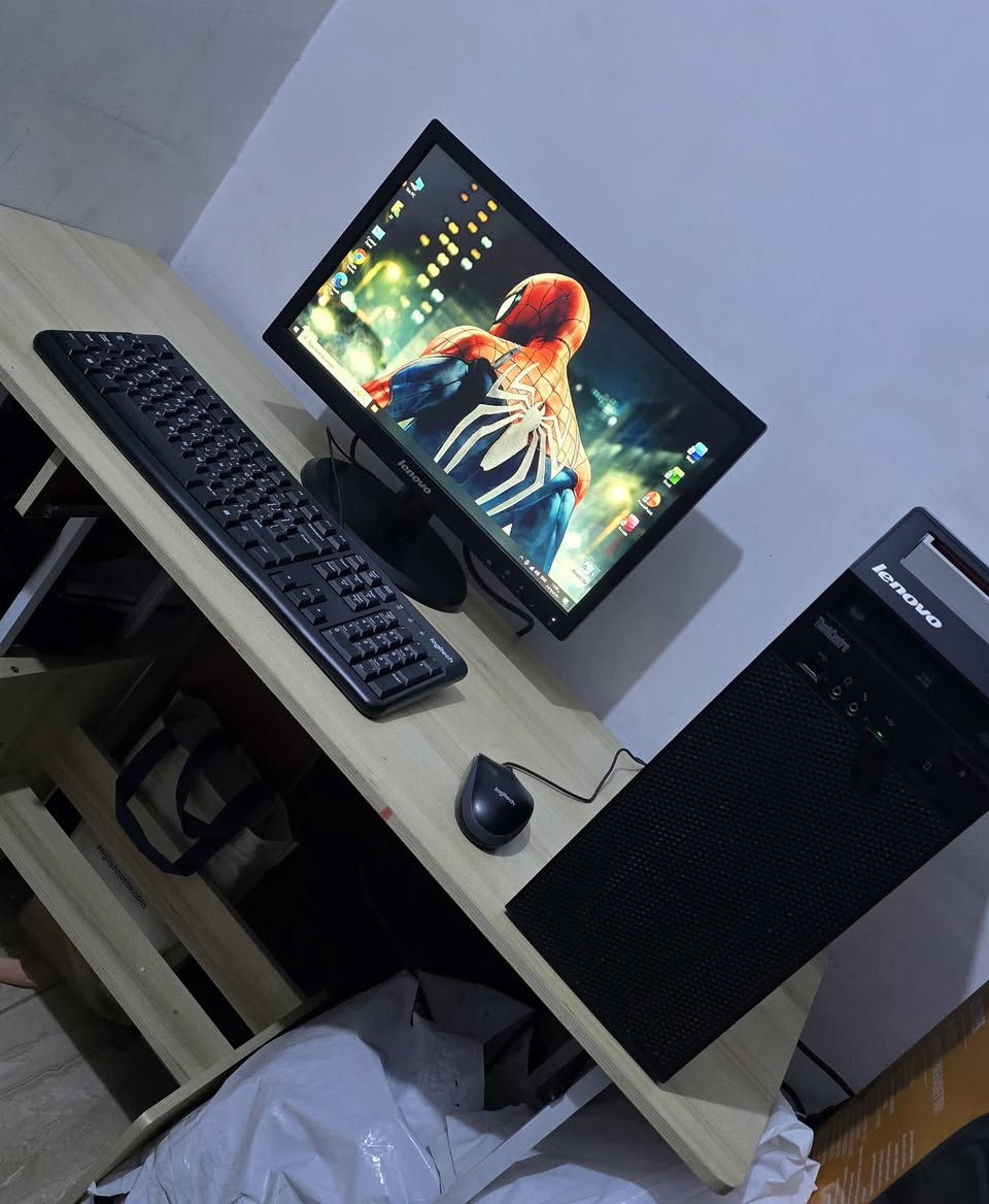 للبيع حاسبة نوع lenovo
المواصفات : 
١- المعالج Intel (r) core i7 الجيل الرابع 
٢- هارد واحد تيرة ( 1000 GB ) 
٣- هارد ssd 128 GB للنظام يعني الحاسبة كلش سريعه ومابيه اي بطئ
٤- رامات 8GB - DDR3
٥- كرت شاشة  نوع
 Intel(R) HD Graphics 4600 
٦- نظام تشغيل 64 بت
٧- ادبتر واير ليس نوع tp-link  للانترنيت بسرعة MB 300 سريع جدا يعني اتكنك نت على الحاسبة على الواي فاي مثل اللابتوب وباي مكان وبدون واير انترنيت
٨- ماوس وكيبورد جدد ماركة logetich 
٩- الحاسبة بيه سماعة داخليه كبير وعالية يعني تكدر تستخدم الحاسبة بدون سماعات وتكدر اتخليله سماعات خارجية
١٠- شاشة نوع  Lenovo ١٩.٥ بوصة

السعر (٢٥٠ الف دينار) ... مكاني سريع حي العامل منطقة حي الاساتذة
هاتف ***********
