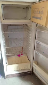 ثلاجه نظيفه وشغاله عوزهه بس غاز 07829895574