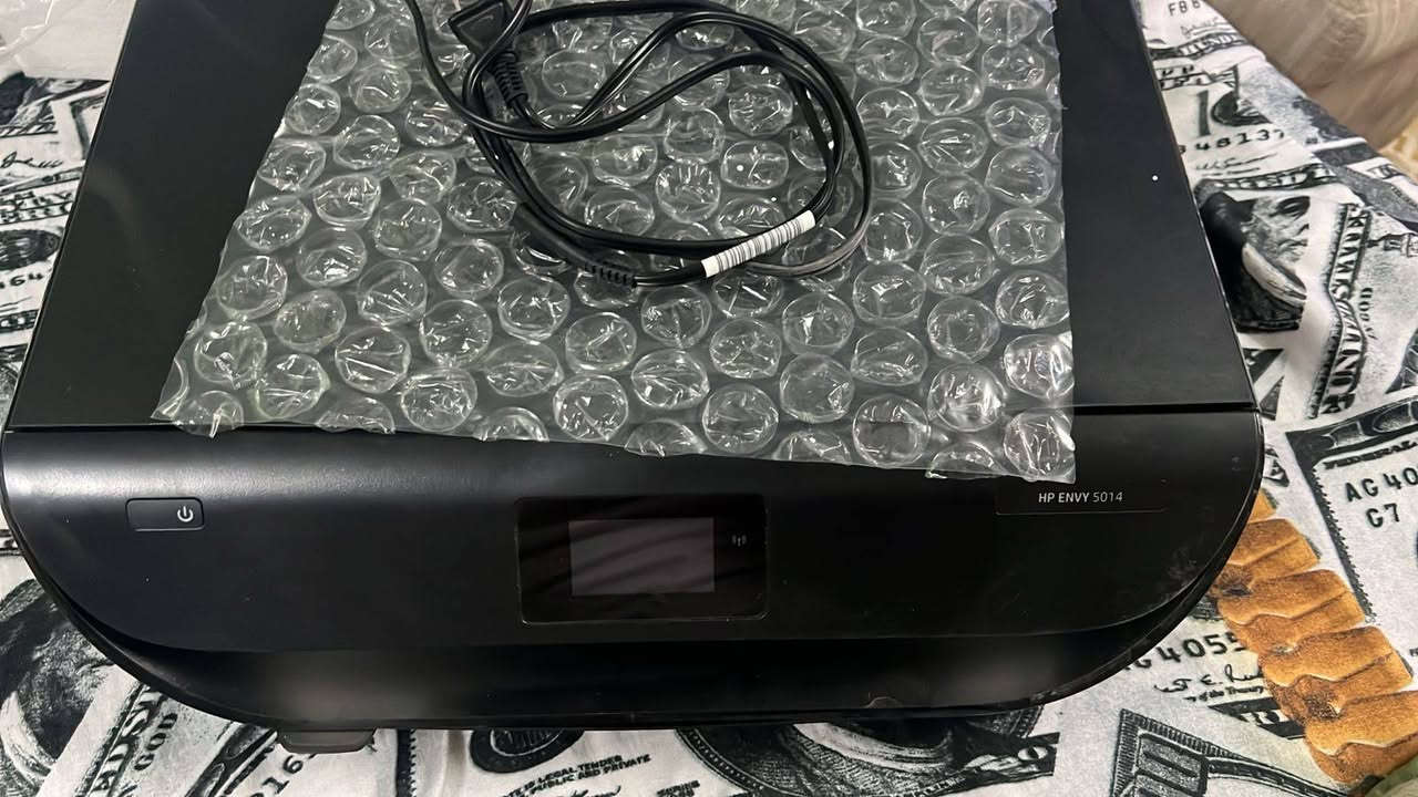 بغداد سعره 40  متروكه طابعة HP ENVY 5014 هي طابعة منزلية متعددة الوظائف (طباعة + نسخ + مسح ضوئي + صور)، وهذه أهم مواصفاتها باختصار:

🖨️ المواصفات الأساسية

* النوع: طابعة نفث حبر (Inkjet) من HP
* الوظائف: طباعة + نسخ + مسح ضوئي + طباعة صور  
* الدقة:
    * أسود: حتى 1200 × 1200 dpi
    * ألوان: حتى 4800 × 1200 dpi  
* سرعة الطباعة: حتى 10 صفحات/دقيقة (أسود)  

📶 الاتصال

* Wi-Fi (لاسلكي)
* USB 2.0
* دعم الطباعة من الهاتف (AirPrint / HP Smart / Mopria)  

📄 الورق والسعة

* درج إدخال: حوالي 100 ورقة
* درج إخراج: 25 ورقة  
* الطباعة على أحجام مختلفة (A4، صور، بطاقات)

📠 الماسح الضوئي

* نوع: Flatbed (سطح مسطح)
* دقة: حتى 1200 dpi


**إذا كنت صاحب هذا الإعلان وتريد حذفه لأي سبب، رجاءا أرسل رسالة إلى الدعم الفني**