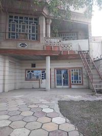 بيت للايجار ٣٠٠ م طابقين في المشتل شارع المدارس يحتوي على ٣ غرف وكراج ...