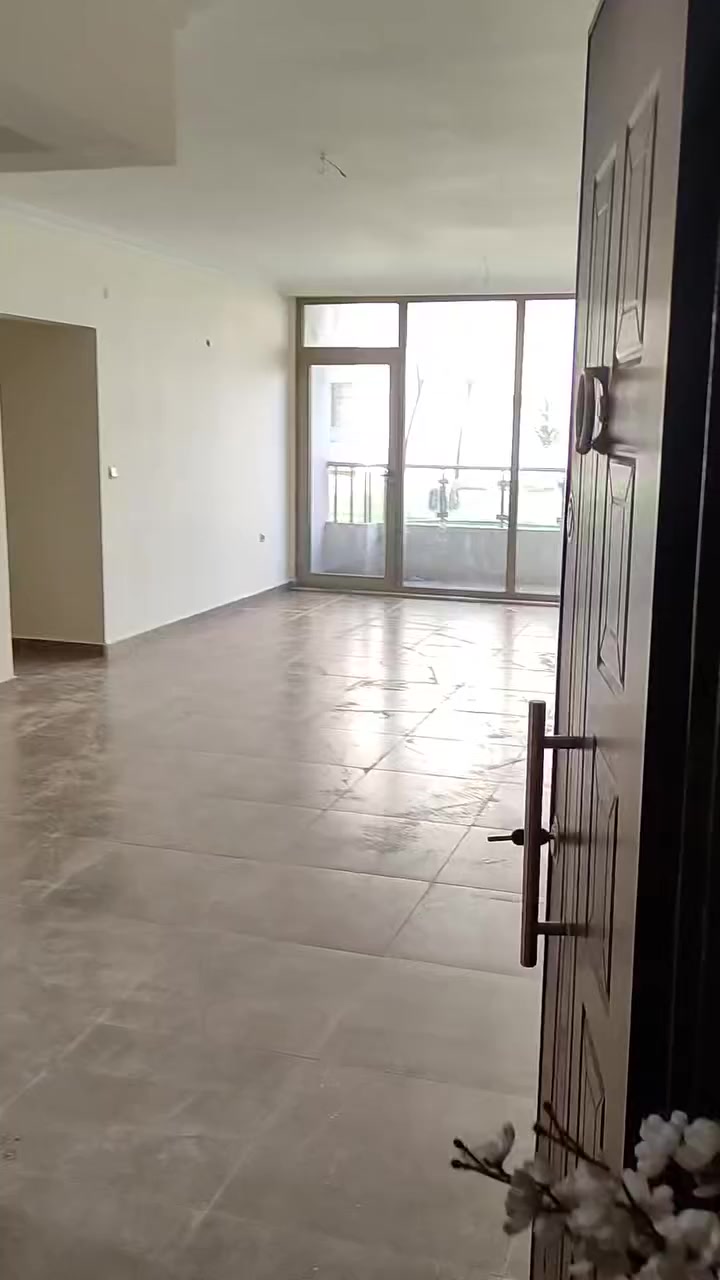 الشقة في الطابق الأرضي عمارة  B3 فارغة المطبخ فيه كاونترات وطبتخ َاوفن  وسخان ولزيادة التفاصيل الاتصال على الرقم ***********
