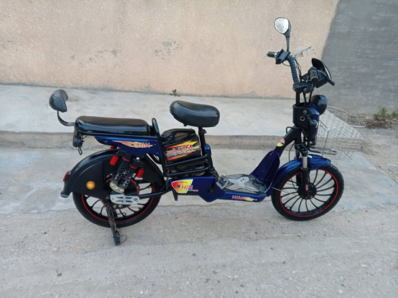 السلام وعليكم بايسكل شحن للبيع بطاريات جدد السعر 190 وبي مجال الاتصال على الرقم ***********
