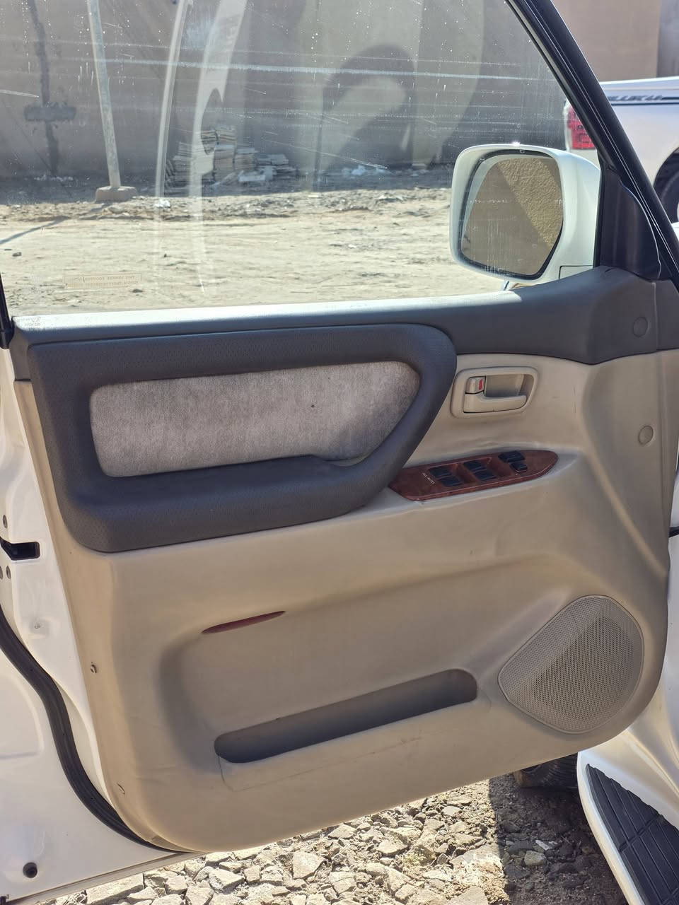 السلام عليكم للبيع لاندكروز ٢٠٠٧ فول مواصفات سياره جديده كلش ما ناقصه اي شي حداديه تخم تاير حجم محرك ٦ سلندر مكينته خير من الله رقم بغداد بيه جاملغ واحد مفتوح ترهم بل مراوس بيكم فقط السعر ١٩٠ وبيه مجال 
الاتصال ***********
