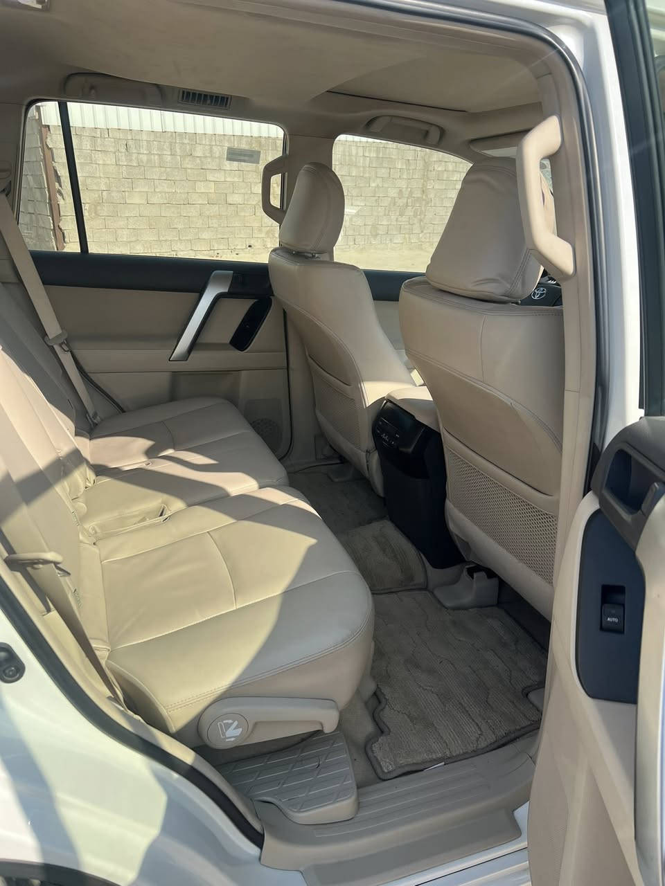 سلام عليكم
برادو موديل 2023 فول مواصفات 
السعر 470$
للاستفسار ***********
