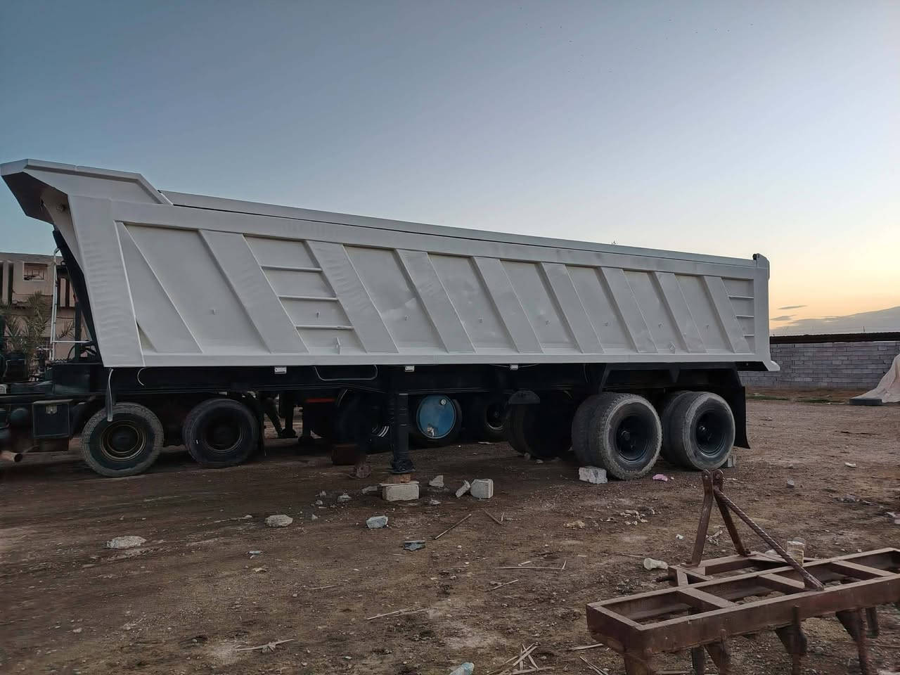 عربانه حداديه للبيع شقل فلوجه مجموعه المانيه براد ١٦ شاصي ألماني الذرعه ٣١ متر ويه تعلا ٣٥ عربانه جاهزه للشقل السعر ١٤٠ ورقه وبيه مجال مكلف بل نشر اي استفسار عل هذا الرقم ***********
