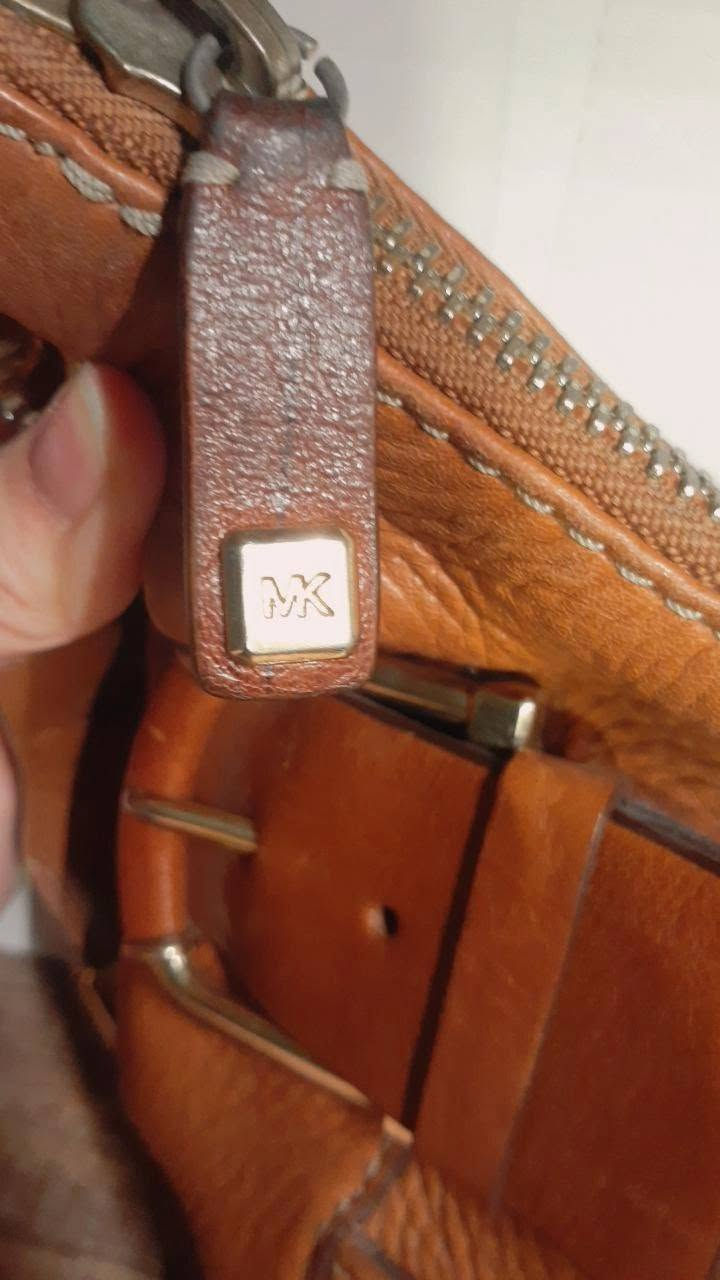 حقيبة Michael Kors أصلية 100% طراز (Hobo) المميز بلون الكرمل وجود كافة الأختام والرموز الخاصة بالماركة محفورة بالداخل وعلى القطع المعدنية  تأتي مع  سير رياضي عريض السعر 15 الحجز والاستفسار مراسله الصفحه


**إذا كنت صاحب هذا الإعلان وتريد حذفه لأي سبب، رجاءا أرسل رسالة إلى الدعم الفني**