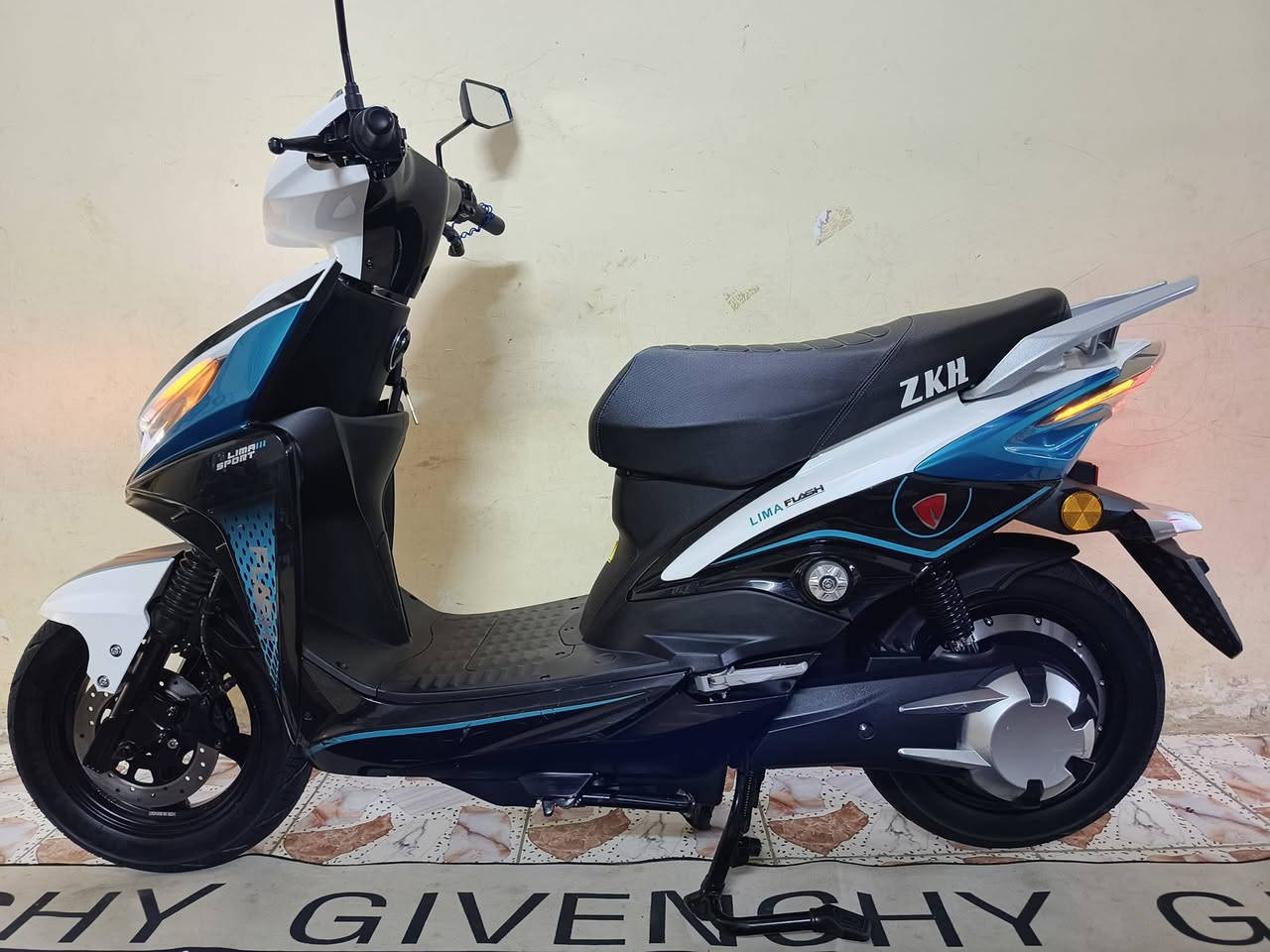 السلام عليكم ورحمة الله وبركاتة...
دراجةLIMA  موديل 2025جديدة اخت الزيرو شكل مميز جدآ ماشية قليل...

ملف 2000W

6بطاريات چراڤين عاكس حجم 12V  32AH

3تحويلات سرع

السرعة مع الوزن 70

تمشي بلشحنة الوحدة 70كيلو

نظام البكRالرجوع الى الخلف

نظام البارك P

مثبت السرعة Cross 

تشغيل سويج +بصمة + سكيورتي+جهاز الانذار وقفل الامان

شاشة TVT تاب ديجيتال نظام قراءة الاعطال والتنبيه

نظام طوارئ

بريك امامي خلفي دسك هيدروليك نظامABS

شاحن ذكي يدعم الشحن السريع والفصل الذاتي عند امتلاء البطارية بلشحن

طلاعات جانبية للراكب الخلفي

لايت عالي ناصي زنون... سكن لايت لد... دبل اشارة... سطاب لايت شمعة ليزري... اشارة يمين ويسار... هورن

منفذ شحنUsb

السعر 750 ألف وبيهة مجال بسيط

العنوان العطيفية قرب جامع براثا

رقمي ***********
