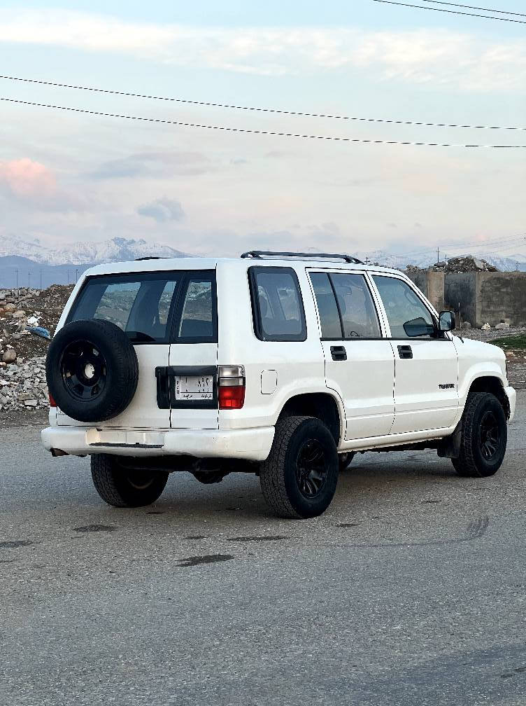 سەرەتا بەناوی خوای گەورە .
‏فرۆشتنی خێرا
‏
‏isuzu ی یابانی بۆ فرۆشتن 
‏مۆدیل 2000
‏فول فول عادی 
‏دەبڵ ئەکسل 4×4 چکنێتە 
‏پێش تەبەڵە
‏تەبرید سارد و گەرم  و مەرکەزی 
‏سپێر لەکۆڵ 
‏کوشین دەفتەری 
‏
‏مەکینەی شەش پستۆنی 3,2 مەکینە
‏
‏مەکینە و گێڕ و دەبڵ گێڕ  دەبڵ ئەکسل بەشەرت 
‏مەکینەی بەشەرتی ئەوەی بوڕغوی بانەدرابێ 
‏سەیارەکە ٢٥٠ هەزار ڕۆشتوە زۆر زۆر خاوێن ماوەتەوەهەموو شتێکی  لەسەر دەقی شەریکە ماوەتەوە 
‏
‏کامل ناو گاحیەی تێگیراوە
‏
‏سەقفو شان و شانسیو پێش و دوای بێ  نوکە دەرزی لێدراوی نیە . بەس لەزگەکانی پێوە سوتابوو شوێن لەزگەکانی  بۆیاغە لەگەڵ دوو پەڵەی گچکە 
‏
‏ناو گێچ و کارەبایات هەمووی  بەشەت 
‏
‏سەیارەکە هی حوکمەت بووە و موزایەدەیە  کتابی موزایەدەی ون بووە بەڵام ماڵی مەدەنی بەشەرت .
‏
‏ هەموو شتێکیم چاک کردووە کامل دەبڵ ئەکسلی تازەیە کلاج و حەینەی تازەیە تاقم پێشو دوای تازەیە تایەکانی خاوێنن .سەیارەکە هیچی نەماوە بی حەیب نەکرێ مەسرەفی چاکی تێدا کراوە هەتا بڵێی ڕێک و پێکە
‏
‏ سیحرەکەشی 39 وەقەو قوفڵ
‏tb. ئەشیای لە کا زیاترە
‏هەموو شتێ کی نوسراوە پێویست بە پرسیار ناکا ژمارە مۆبایل
‏:***********
‏:***********
‏ئاسیاکە وەتسئەپ و ڤایبەری لەسەرە.
‏
‏ بشدار, السليمانية
