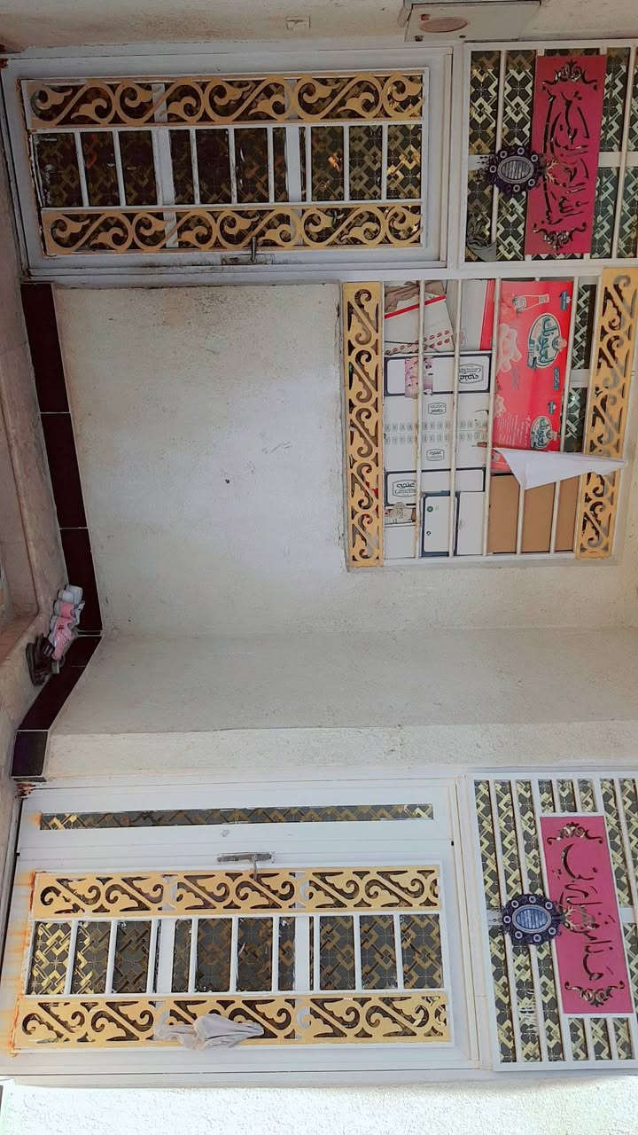 بيت للبيع مساحة 200م طابو صرف  ***********
بناء حديث  حي الغدير  قرب مدرسه الفرح الابتدائية الصينيه جديده قريب على اربع سايدات بفرعين توصل لشارع عام مؤدي الى مستشفى اللبناني طابق واحد

يتكون من ساحه وحمام وتوليت خارجي استقبال٥×٦ ومطبخ ٥× ٤ حارد وبارد  صاله  منورين لبيت غرفتين ٥×٥ 

وسطح ايزوكام وستاره كما مبين بل صور                                                                                                                                                                                                            لبيت كامل شراي   وسعر. للاستفسار الاتصال على الرقم

***********
