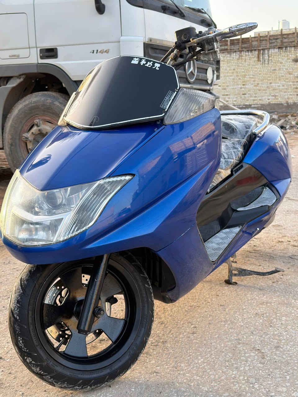 سلام عليكم ماكسام للبيع كفاله عامه 
محرك بلادي ماممدود عليه سبانه
ماشيه 15الف كفرات نضافه 95٪ 
السعر 1400 للستفسار ***********
