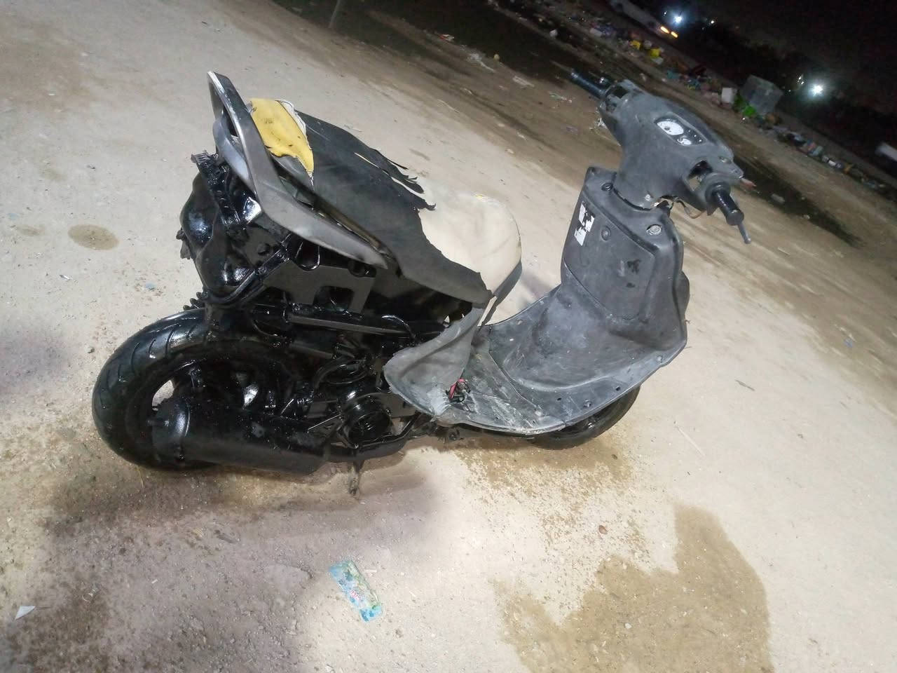 السلام عليكم دراجه فراشه كامله كلشي ماعوزها مكينه لفتح ول تجفيت تواير جيس توه شادهن  مكاني البصره الزبير السعر 250رقم هاتف ***********
