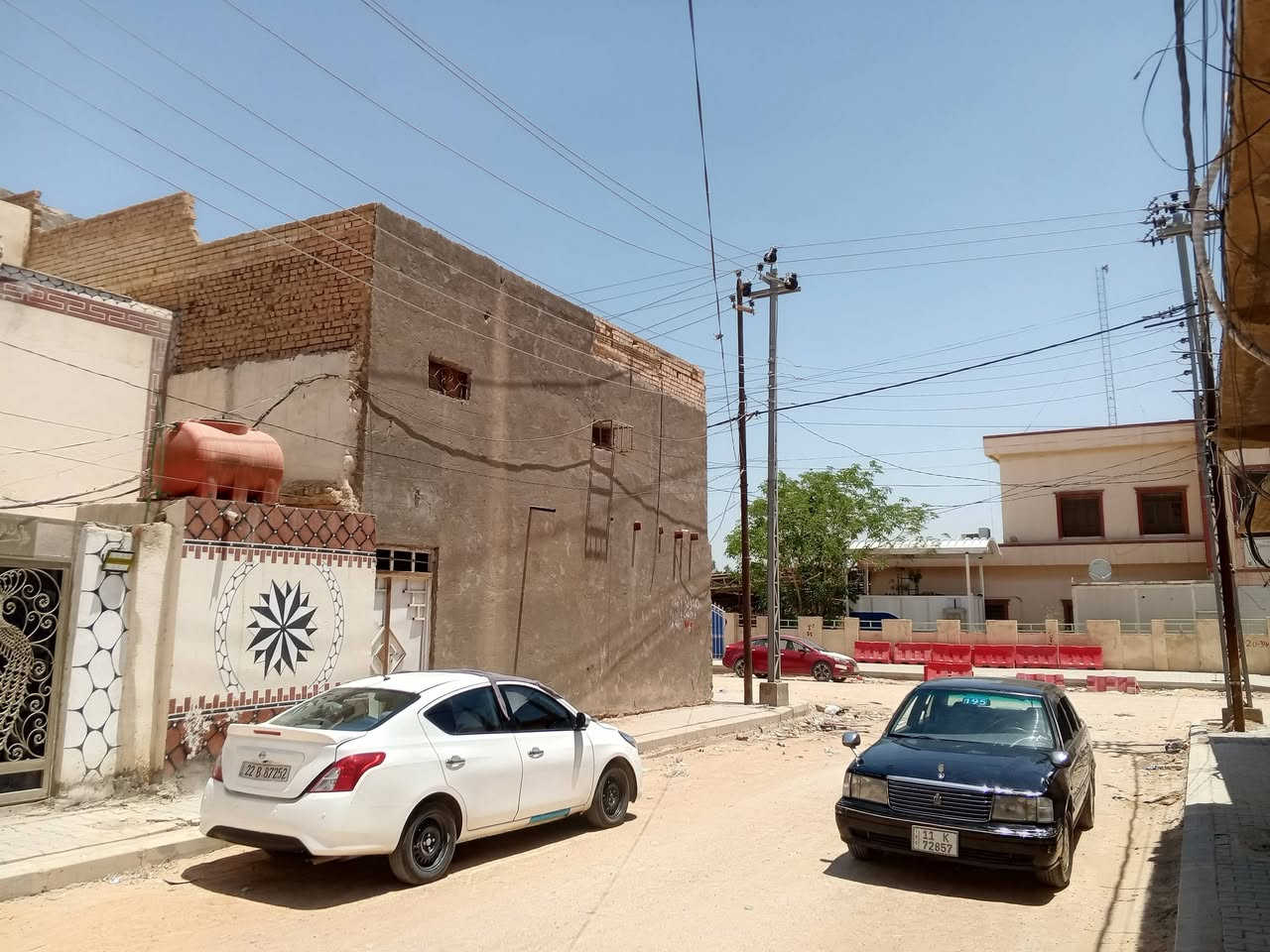 السلام عليكم دار مربعه....امراوس فقط..المكان حي الميلاد مقابل مركز صحي الامام الجواد ثاني بيت..المساحه ١٢٠ متر() طابق ونص طابو صرف بأسمي قريب على جميع الخدمات.. اريد بيت قريب على عملي بالعسكري كبل قريب عل الشارع اللي عنده  يتواصل على ***********
