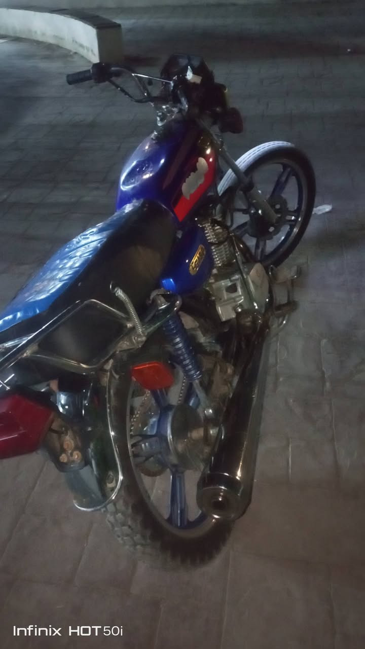 السلام عليكم دراجة ايراني سولنك او سيفان للبيع
دراجة موديل 22 اوبيهة اوراق 
الدراجة خير من الله مكينة خرسة لا نضوح ولا تبخير الدراجة السعر 550 الف اوبيهة مجال حك الجية الرقم الهاتف *********** متواجد واتساب
