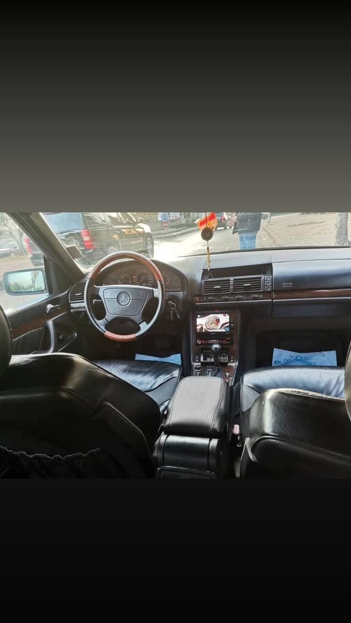 سلام عليكم من رخصة الادمن مارسدس شبح موديل ١٩٩٥ السياره نضيفه وحلوه مصبوغه جماليه فقط محرك 8V.. 500 داخل خارج كلها بلاديه نضيفة تخم دبلات صدر كامل مسويلها السعر (69) وبيها مجال بغداد رقم الاستفسار (***********)
