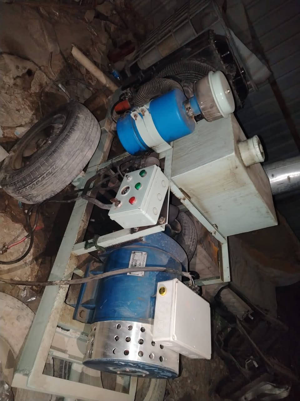 السلام عليكم مولد كية محرك حاوية جديد 30kv مولد نضيفة جداً جداً مكان بابل(مولد مامفتوح) رقم هاتف ***********
