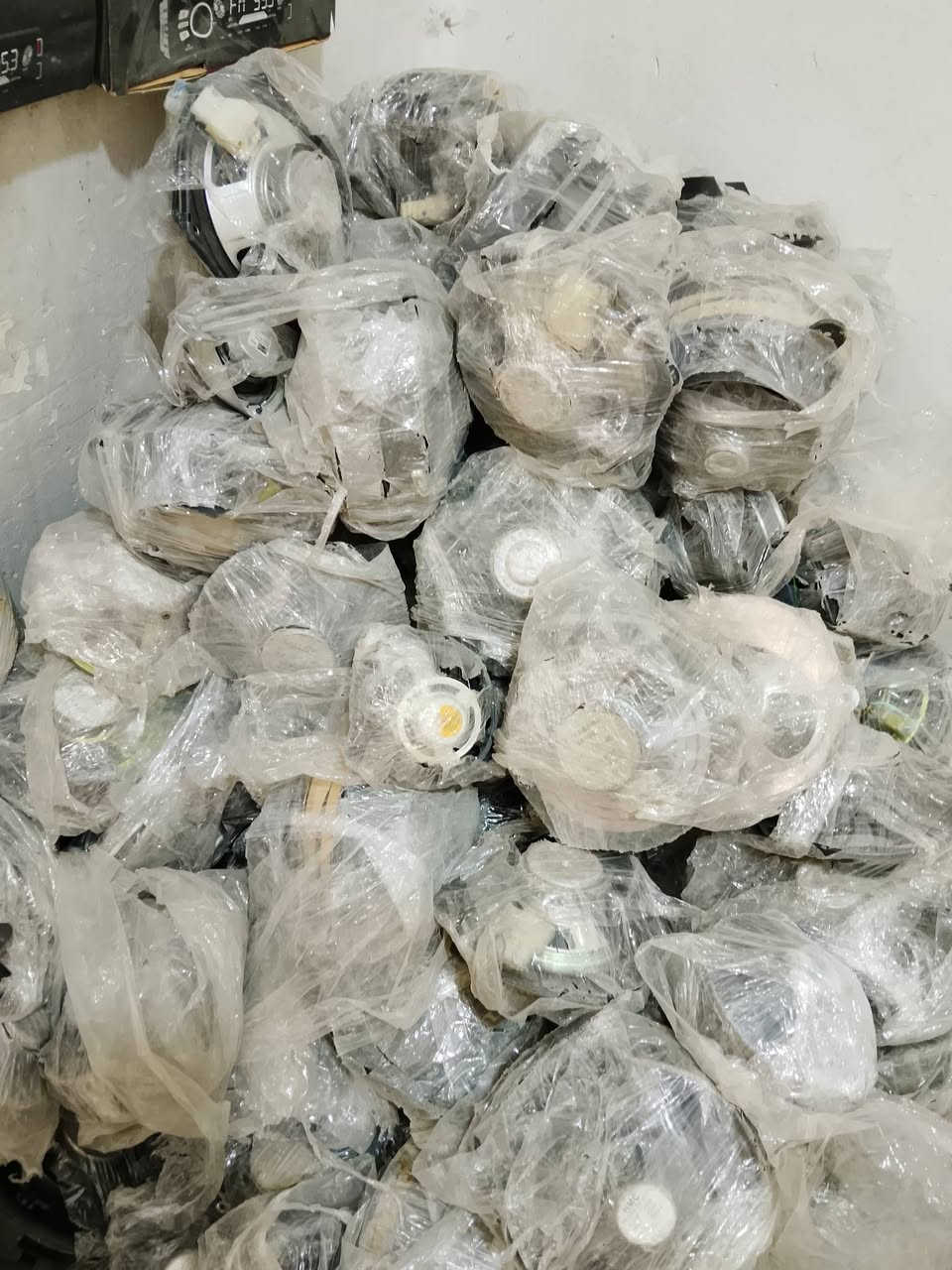 سماعات ياباني مشكل الكميه 300 زوج شلعه السعر 6500 الزوج الواحد ***********
