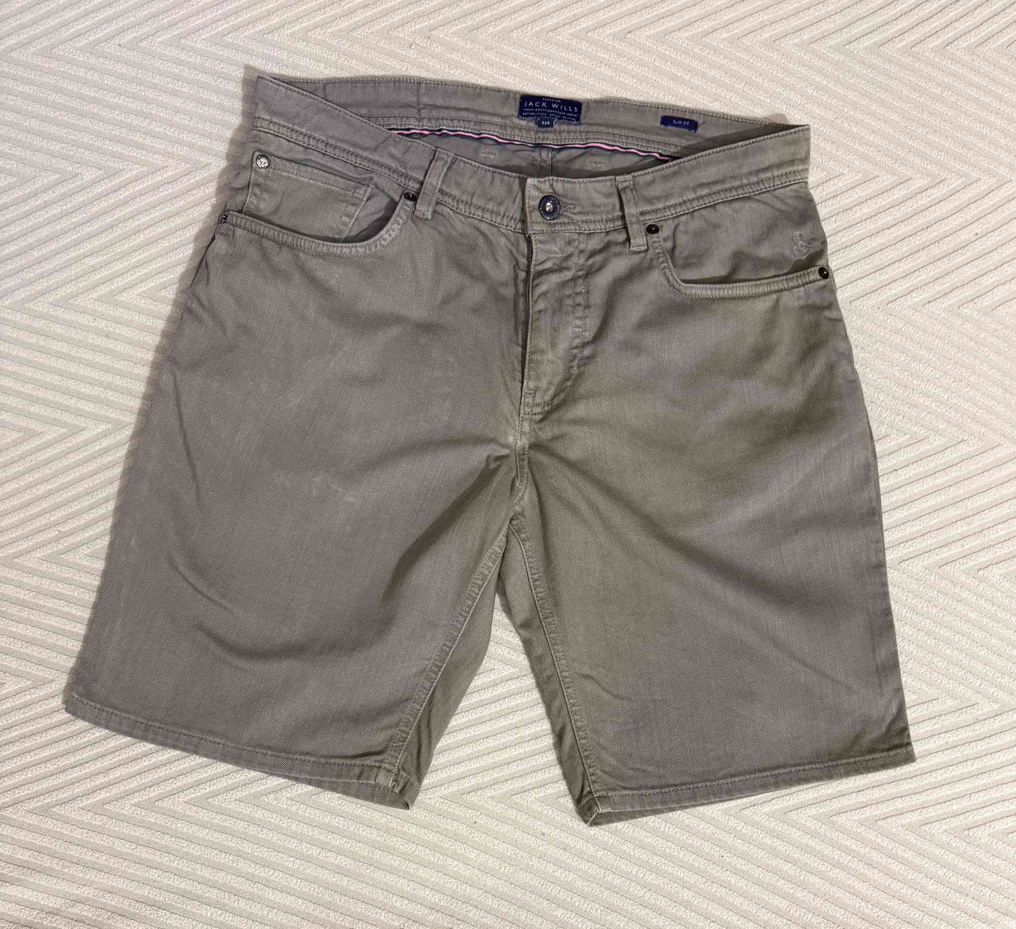 Jack Wills أصلية 🇬🇧
• القياس: 32.
• الحالة: نظافة 100%.
• التفاصيل: بالصور


**إذا كنت صاحب هذا الإعلان وتريد حذفه لأي سبب، رجاءا أرسل رسالة إلى الدعم الفني**