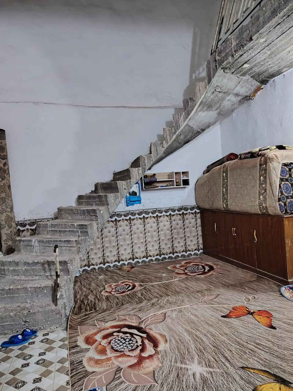 دار للبيع مساحه 100م طابقين الاساس صب البناء ابلوك والسقف صب الطابق الثاني السقف اعكاده يحتوي على صاله ومطبخ ومكشوفه وصحيات داخليه و خارجيه الطابق الثاني غرفتين وصاله وصحيات شارع المطار القديم يم اسواق الامير السعر 35وبي مجال للشراي لاستفسار على الرقم ***********
