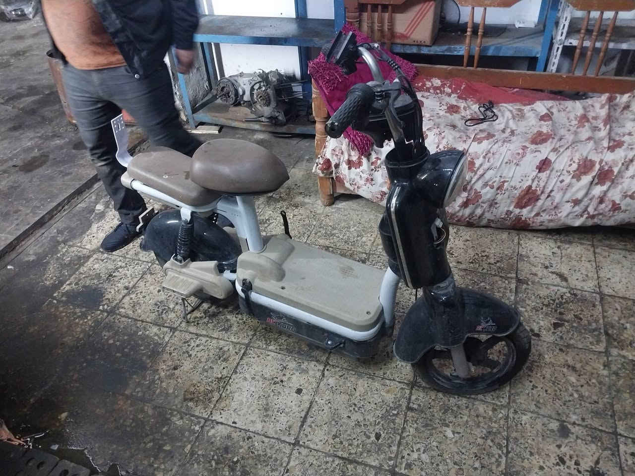 السلام عليكم ورحمه الله وبركاته دراجه شحن للبيع عنوان بغداد الزعفرانيه الاستفسار الاتصال على الرقم *********** 
وياها وحده شحن نقص بطاريات ثنين عدد دراجات
