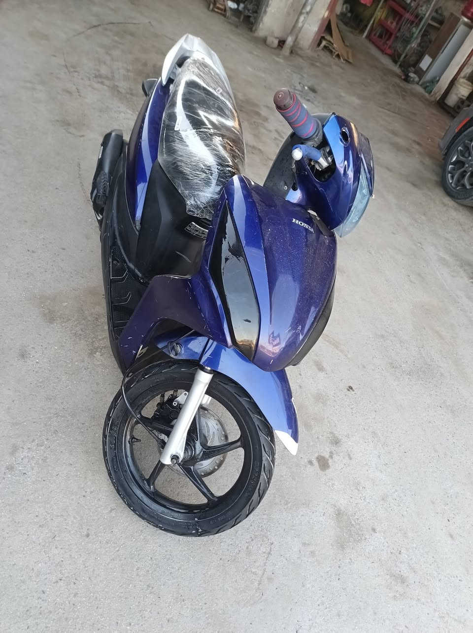 السلام عليكم للبيع دراجه هونده مكينه ناعمه كهربائيات كلها شغاله نضيفه احله من الصور محوره كابريتر شغاله سلف هندر السعر 600بيها مجال لشراي استفسار اتصل📲📞*********** العنوان المسيب حي الميثاق
