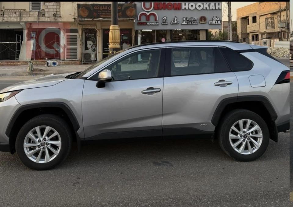 راف فور هايبر 2022
سيارة فول مواصفات فئة xle
نقطة عمياء 
رادار
بصمة
فتحة
تبريد قطعتين
تحكم ستيرن
3 أنظمة قياده ايكو نورمال سبورت
سيارة نضيفة بمعنى الكلمة
سويتله قبل فترة حداديه 
گصيته من امريكا على ايدي 
حادثه كلش مرتب حافه جاملغ وبنيد بدون دواخل
سيارة بل واقع نصبته احلى بهواي
ماشية 67 الف كيلوا متر 
سعره 236 وبيه مجال بسيط 
***********
