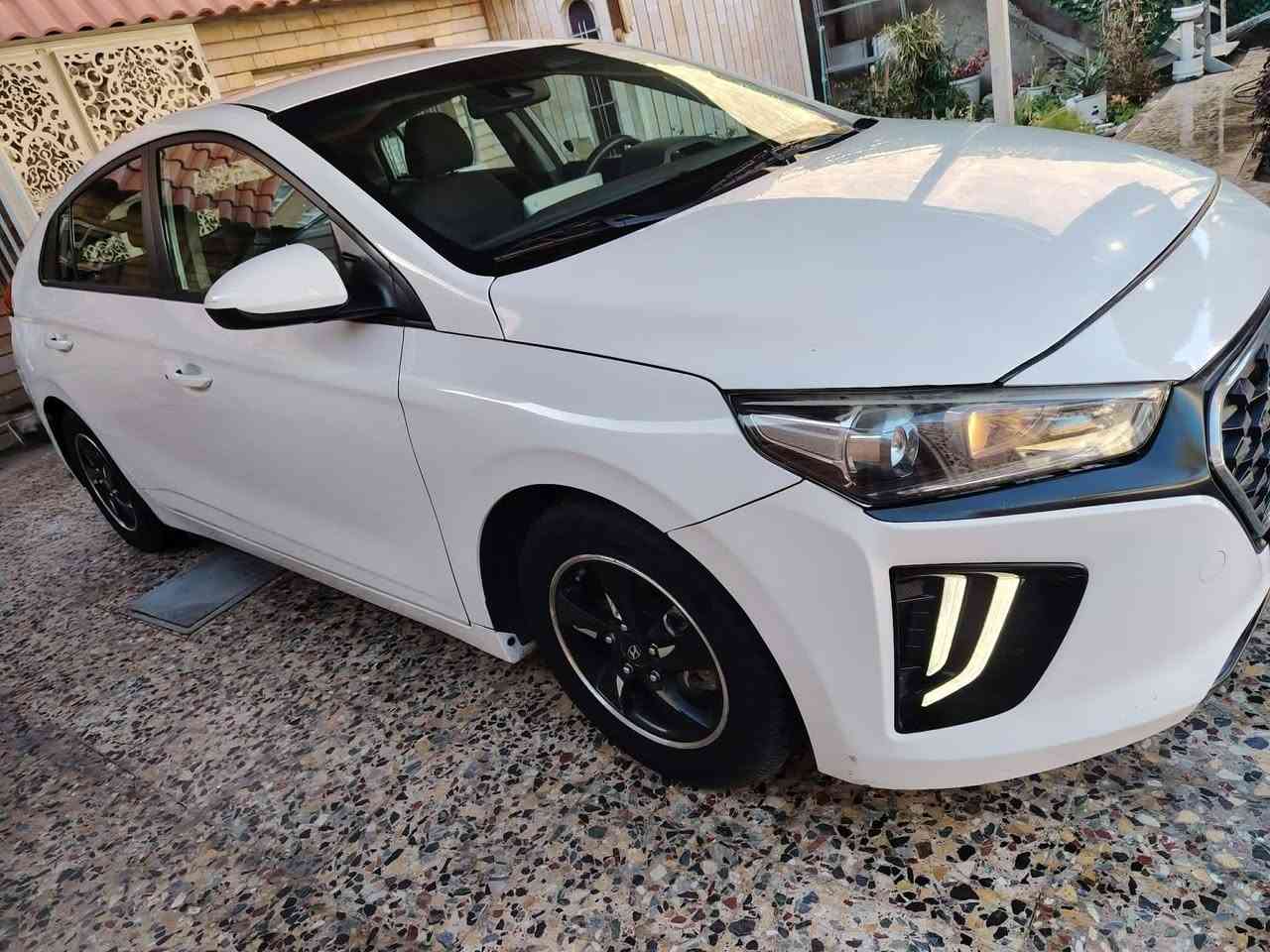 السلام عليكم 🚗
اللهم صل على محمد وال محمد
(السعر جدا مناسب) 
هونداي أيونك هايبرد
سنة الصنع : 2022 
اللون : ابيض
الرقم : دولي بأسمي تحويل ثاني يوم
بيع او مراوس حسب القناعه 
العداد : 50
اقتصاديه جداً تمشي بالتفويله 800 كيلو
حجم المحرك : 1600 (هايبرد)

المواصفات : ✨
بصمه عدد ١
بصمه ابواب وجنطه
دخول ذكي
اضاءه ذكيه بالابواب
تحديد مسار 
تحديد سرعة 
كشاف ضباب 
رادار امامي 
كامرة خلفية دوارة 
شاشة كار بلي + اندرويد اوتو 
هاند بريك بصمه
تحكمات ستيرن جهتين
مانع تزحلق
جام فول اوتو
3 انضمه قياده ( ايكو - سبورت - هايبرد)
شاشة car play+auto play
تبريد بيانو ( لمس)
اوتو هولد 
اطفاء ذاتي
حجر بيئة اصلي 
بطاريه ليثيوم
ستيرن حرف D
كير عادي واوتو 
وبعد مواصفات اكثر 

السيارة حادثها دعاميه وبراكيت وبيها قطع صبغ بدون ضرر من امريكا والسونار وصور الحادث موجودات
 محرك كير مكفولات 
  

عدا الذكرتهم اتحمل فلوس السونار وسيارة تاخذها بلاش 

ترقيم وسنوية وهزة وفحص جديدات
السعر :123
المكان : بغداد حي الجامعه ت***********
