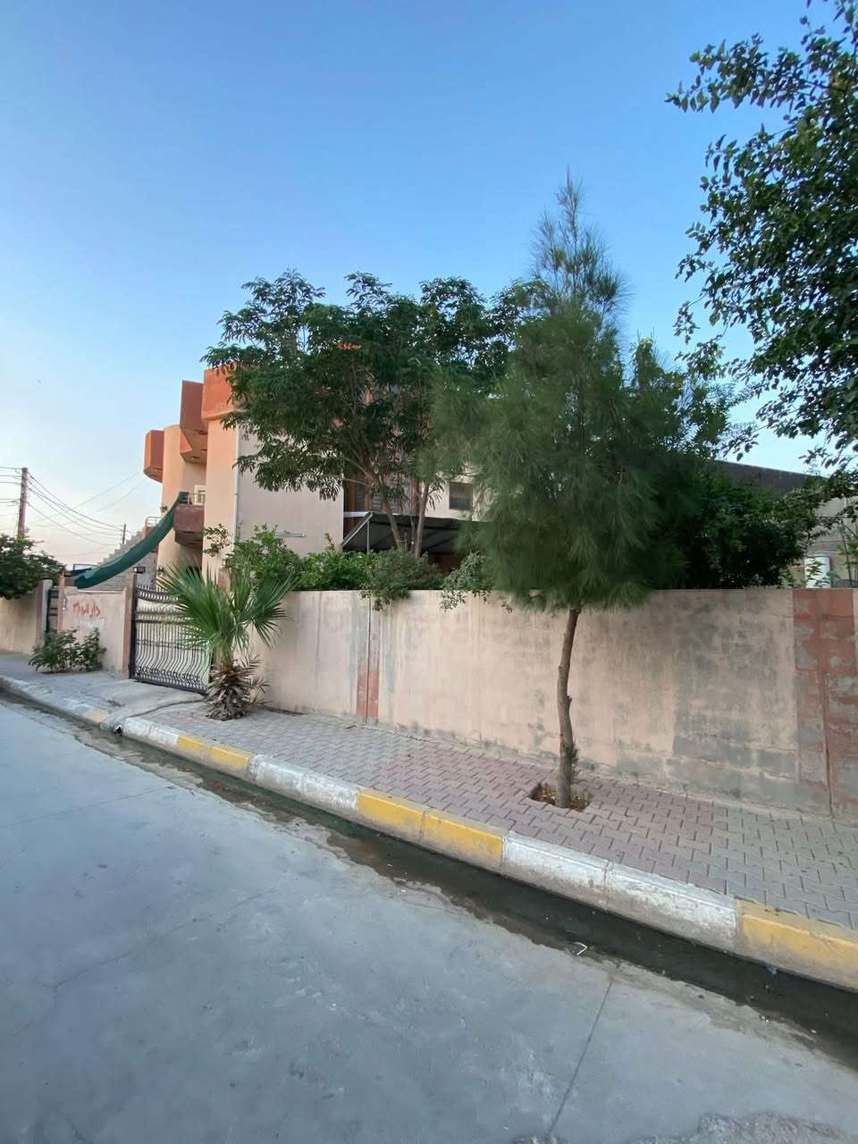 دار للبيع بلاش البلاش وبمساحه 331 ركن واجه البيت 38 متر بمساحه جدا جميله طابو صرف كركوك حي العسكري قرب قسم البلدي ومدرسه بغدا گول 
الاتصال 
***********
