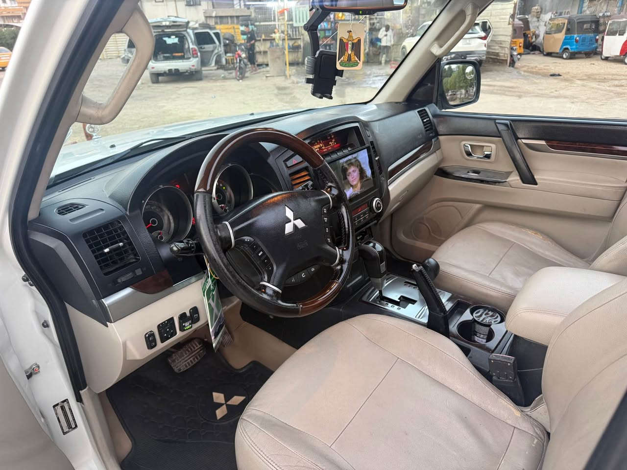 باجيرو حبتور موديل 2014
محرك 3500كير مكفولات
فور ويل 7راكب تبريد 3قطع
تخم تاير جديد صدر كله جديد
فول موصفات بنرامه دمامات مري 
شفط فول سياره مكفوله وجديد
سعر169وبيهامجال حك جيه
بغداد*********** بغداد, العراق
