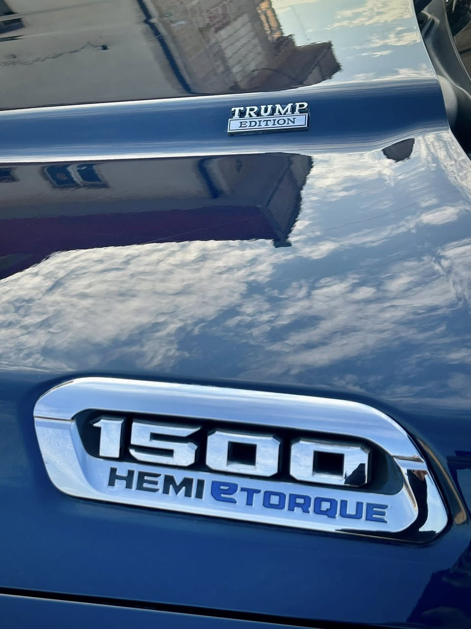 DODGE RAM TRUMP EDITION
دوج رام  ترامب ايديشن 
موديل 2023 مكينة هيمي V8  5.7 
مواصفات لمتدد(LIMITED) فول فول 1/1 احلى فئة
صفحة نفر صبغ بدون دواخل و بدون ايرباگ
لون راقي و مميز  60 ميل ماشية
عنوان : اربيل 
📞:  *********** + *********** + واتس اب
المواصفات :
* بنوراما 
*  باب طويل بودي قصير و بودي جكمجة
* شاشة تيسلا و گيچ الكتروني
*   جوبلسات جكات تصعد وتنزل حتى ب كونتول تنزل
*  دفع رباعي 4x4. فور ويل
*   رادار تفاعلي مع مانع تصادم.
*   نقطة عمياء.
*   تحذير الخروج عن المسار
*   استطفاف ذكي (اوتوپارك).
*   دوسات جانبية كهربائية.
*   المصابيح الأمامية زنون.
*   كشافات الضباب زنون.
*   المصابيح الأمامية والمصابيح الخلفية LED.
*   دخول ذكي (بصمة).
*   تشغيل عن بعد.
*   مقاعد من الجلد الفاخر.
*   المقاعد كهربائية مع ميموري.
*   المقاعد الأمامية تبريد وتدفئة.
*   المقاعد الخلفية تبريد وتدفئة.
*  الستيرن تدفئه
*   شاشة كبيرة 12 أنج.
*   نظام ملاحة نفكيشن GPS.
*   حساسات امامية وخلفية.
*   مانع تصادم خلفي.
*   محدد سرعة  . مكيف خلفي.
*   ويل كروم قياس 22 انج.
*   مرايا كهربائية جانبية من الكروم قابلة للطي كهربائيا.
*   الشباك الخلفي كهربائي.
*   المرايا الجانبية تدفئة.
*   باب الصندوق كهربائي. الخلفي .
*   امكانية تعديل ارتفاع دواسات البنزين والبريك.
*   هاند بريك كهربائي.
*   حساسات امامية.
*   حساسات خلفية.
*   مرايا مع خاصية التعتيم الذاتي.
*   مساحات تخزين إضافية

