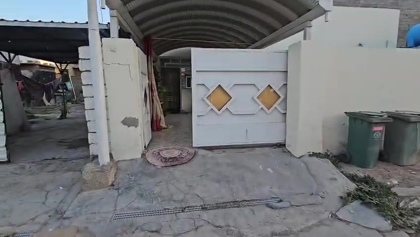 دار للبيع مساحة ٢٠٠ متر 
العنوان النصر و السلام قرب الشارع العام (القديم) مجاور سياج البلدية .

السعر خاص 
مع قطعة أرض للبيع مساحة ٢٠٠ مدفونة ومسيجة ملاصقة للبيت . السعر خاص

للأستفسار والاتصال
*********** 
***********
