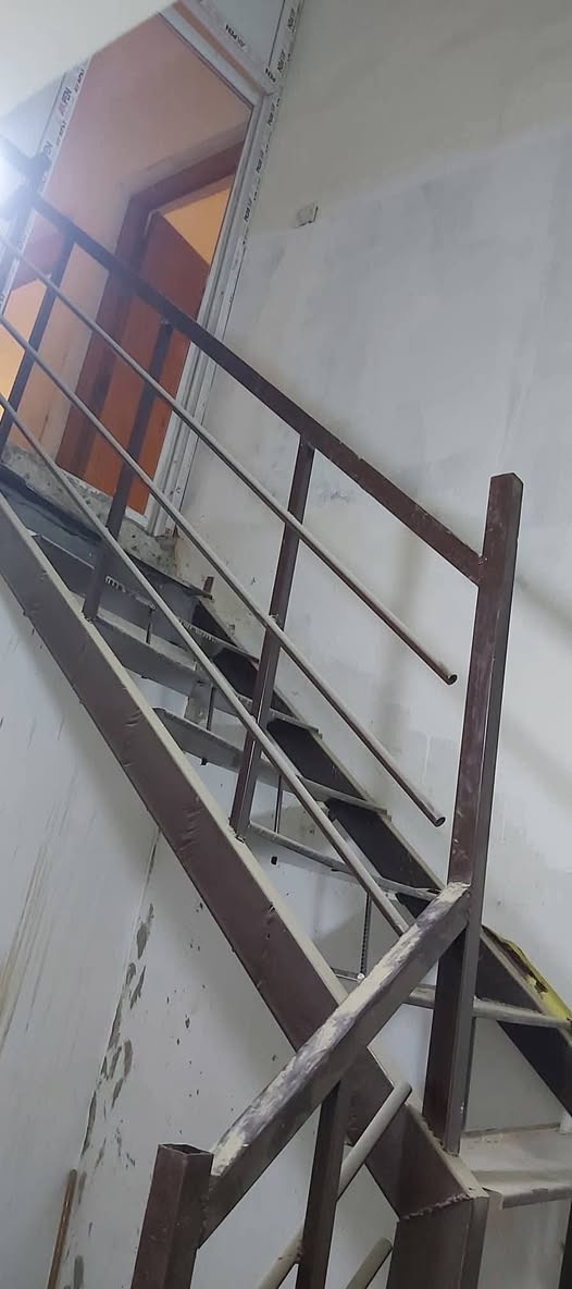 السلام عليكم
للإيجار عوائل صغيره فقط 
بيت طابق ثاني غرفة وصالة مساحة تقريبا 75 متر
مدخل خاص معزول 
مخزن صغير جوه الدرج مع سطح كبير 
الصور تقريبا موضحة كلشي 
العنوان : الدورة شرطة ابو طيارة قرب ماركت الريان 
ايجار 400 الف + 150 الف تأمين تسترجع في حال عدم وجود ضرر بالبيت وفي حال الخروج من البيت يتم التبليغ قبل شهرين من الخروج 

ملاحظة :: البيت من صاحب العقار يعني مو مكتب( بدون دلالية ) .. بس مبلغ كتابة عقد فقط 
للجادين فقط 
***********
متوفر وتساب على الرقم
