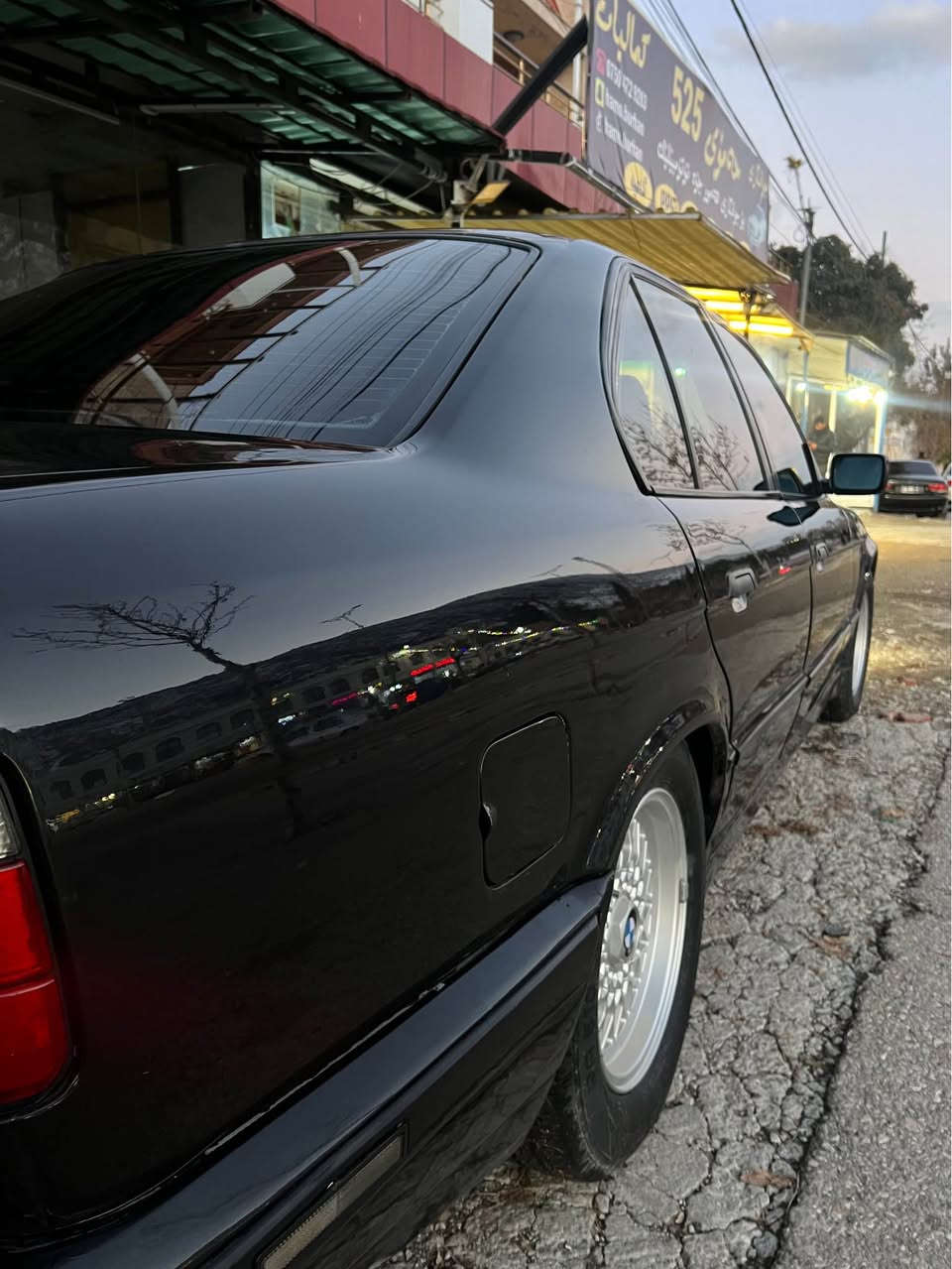 {بِسْمِ اللَّهِ الرَّحْمَنِ الرَّحِيمِ} 
بیئێم 535AI تۆماتیک مۆدیل ١٩٩٢ فول مواسەفات سلایت 
چوار جام کارەبا 
گوشین شامۆ 
پێش پان 
لایت ئەڵقە و زینۆن 
سوکان ڤۆلیۆم 
سوکان ئێرباگ 
پەردەی دواوە بیلادی 
تەبردی سارد گەرم بە شەرت لەسەر سویج
تازە کورەی بۆ کراوە لەسەر ساغە 
تایەو ویلی حەسیری لۆکی لە ژێرە 
گێر و مەکینەی بە شەرتی ١٠٠ فیتەر 
هەموو گیانی لەسەر بیلادی ماوەتەوە 
گڵۆپێک نەقسی نیە 
بێ لێدران تەنها جەمپێکی دواوەی هەیە بێ ناو گرتن 
ڕەقەم کەرکووک بە شەرتی بەناو کردن  پاکانەشی بۆ کراوە غڕامەش بە شەرت 
سعریشی ٦٢ گەڵاو کەمێک مەجال 
شوێن شەقڵاوە 
ژ.م***********
ژ.م*********** شقلاوة, أربيل
