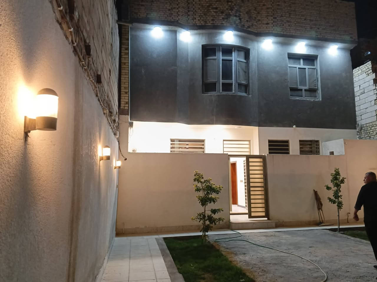 بيت في حي الفداء 200 متر بناء 100 متر بناء درجه اولى 2026 غير مسكون قرب جسرالهولندي للاتصال ،***********0
