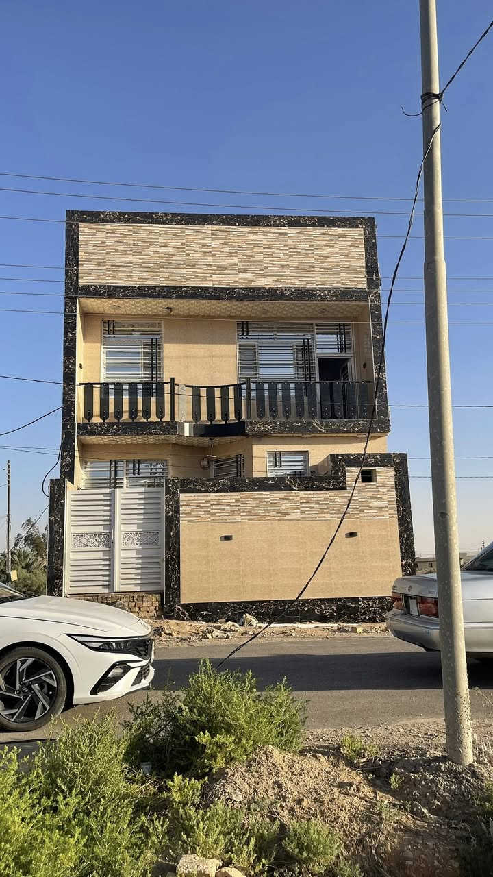 بيت للبيع مساحه 100 متر طابقين يحتوي على ثلاث غرف واستقبال ومطبخ أو صحيات خارجيه وداخليه بناء طابوق كربلاء منطقة الزبيلية قرب شارع رابط /*********** /***********
