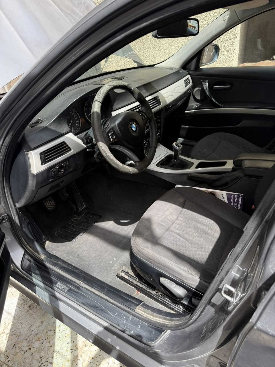 السلام عليكم 
bmw e90 
موديل 2009 خليجي بصمه 
وياهه بصمتين بلاديات 
رقمً بغداد انكليزي بأسمي سنويه وهزه جدد شرط تحويل 
تبريدقطعتين 
تحكمات ستيرن جهتين 
كيرعادي ٧ نمر 
محرك اربعه سلندر تنفس طبيعي حته ع مي تمشي انسه صرف بانزين 
صدر امامي خلفي جديد 
خمسه ويل كب جديد 
خمسه تاير نقشه وحده مبدل جديد
كهربائيات بوضع شركه مامدوده ايد بيهه 
كير ومحرك بشرط جددوعندي محرك حاويه مال وارد هم انطي وياهه لليشتري سياره هديه 
حجر بيئه بلاد صالنصه صوت حلو 
داخل سياره جديدزيرو
داخل المحرك بوضع شركه 
داخل صندوك جديد
حته العوازل البلاسك الجوه ع شواصي موجوده 
السياره بيهه جاملغ خلفي كلير وبيه شبر بل جاملغ والبنيد صبغ وجراد بل قماره 
مابيه اي نقص ترايك ال المانيا 
*********** متوفر واتساب
مكان السياره المنصور او بغداد الجديده
