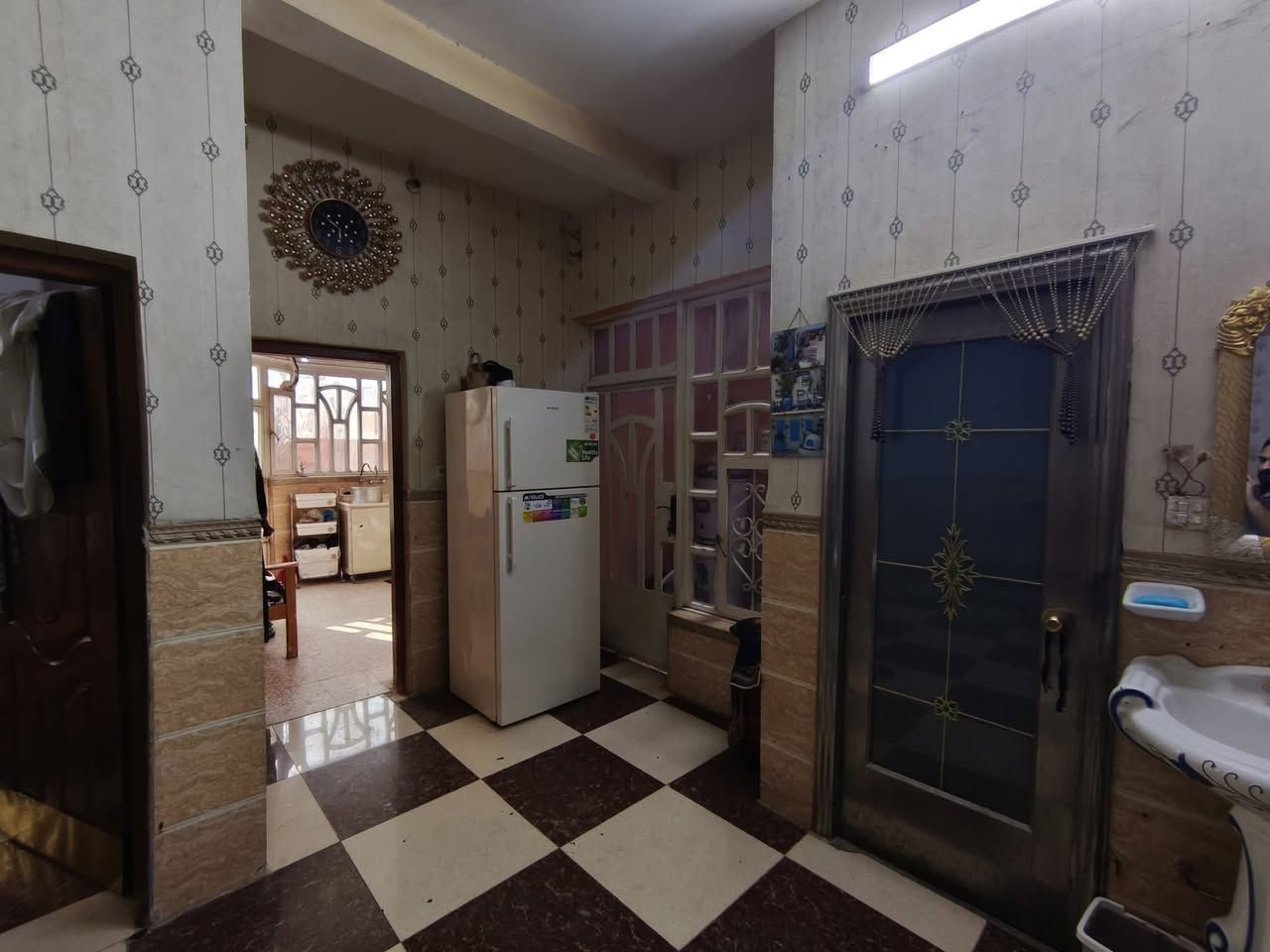 #دار_للبيع طابو صرف في منطقة الإسكان، مقابل حائط الزراعة على الشارع العام.
- المساحة: 100 متر مربع مع فضلة 100 متر.  
- الموقع: ركن على شارعين.  
- المواصفات: عكادة وطابوق، أساس كونكريت مرتفع عن مستوى الشارع.  
- عدد الطوابق: طابقين.  
تفاصيل الطابق الأول:  
- حديقة وكراج.  
- صحيات داخلية وخارجية.  
- غرفتين، صالة، واستقبال.  

تفاصيل الطابق الثاني:  
- 3 غرف نوم.  
- صالة.  
- سطحين. 
==========================
🔺#للاستفسار الاتصال ع الرقم التالي 
ارشد ***********📲 
==========================
او مراسله واتساب 
http://wa.me/+964*********** 📲  ==========================
او زيارة مكتبنا 
🔺مكتب دره المشرق للاستثمار والتطوير العقاري 
🔺العنوان:-حي الجزائر قرب مأكولات تشرين
