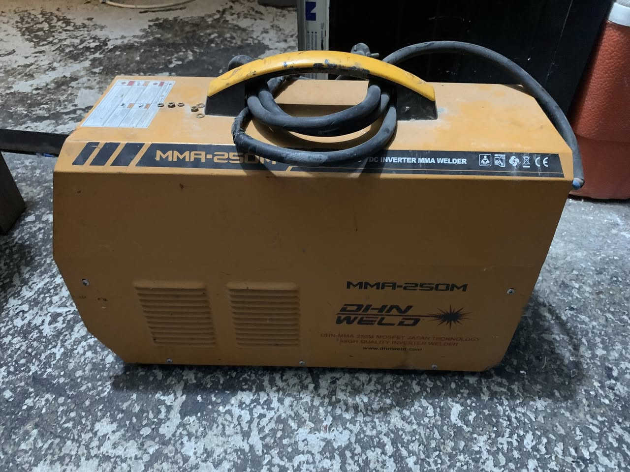 مكينه لحيم البيع السعر ٢٠٠ الف  ***********
