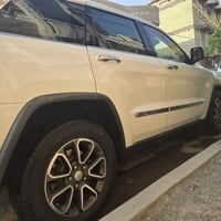 اخوان جيب لاريدو موديل 2011 للبيع  ضررها شاملغ عكس السائق و شويه بالبا...