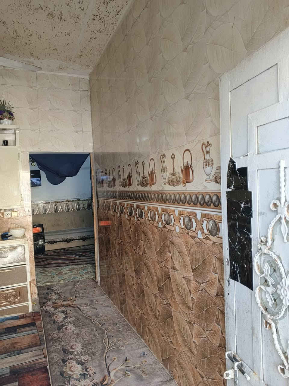 بيت للبيع بحي السجاد المعاره بشارع حسين ابول دهن مساحة 180طابقين السعر 50 وبي مجال بسيط يبعد عن الشارع 200 متر***********

